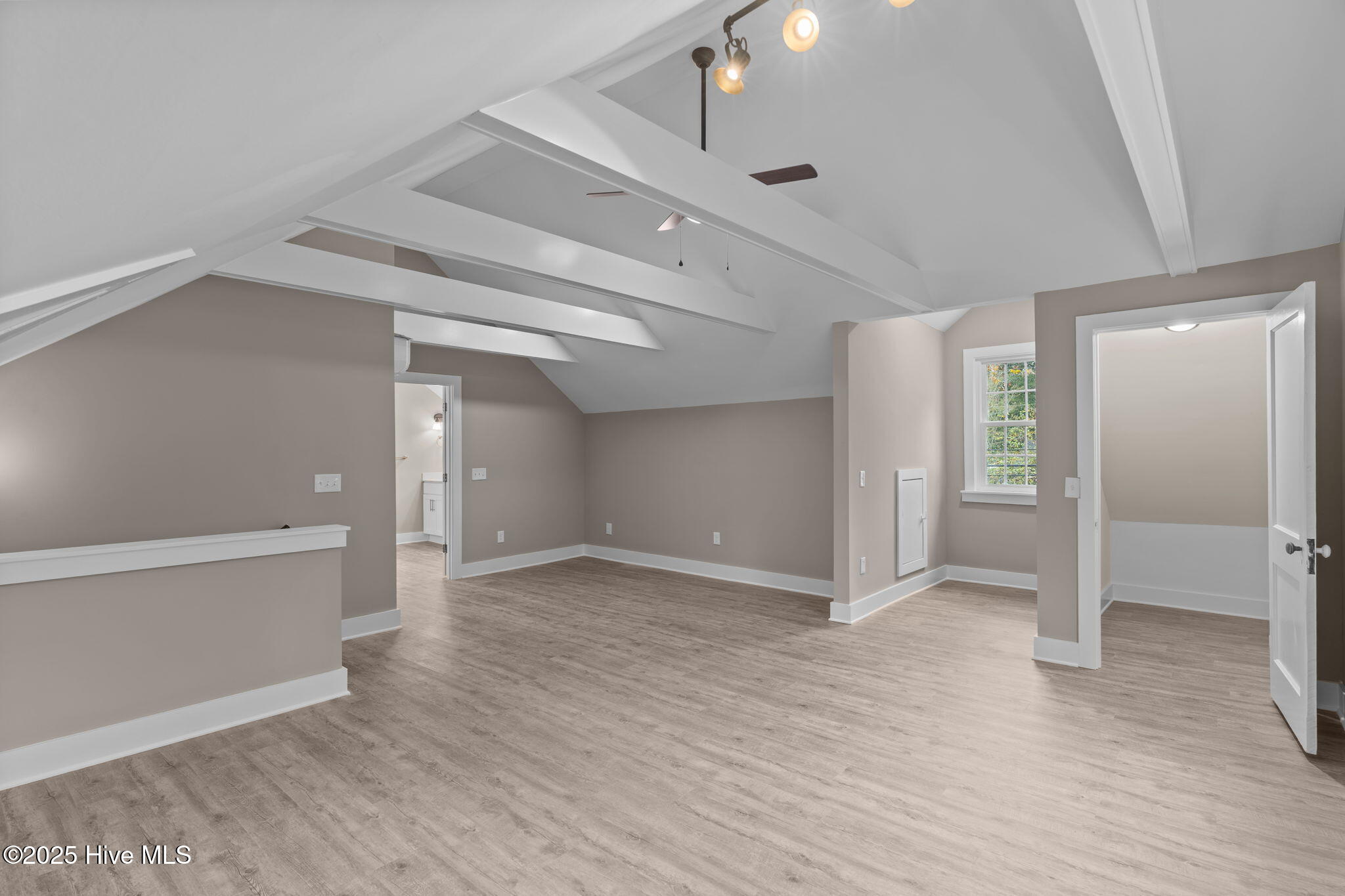 100542259 | Photo 32