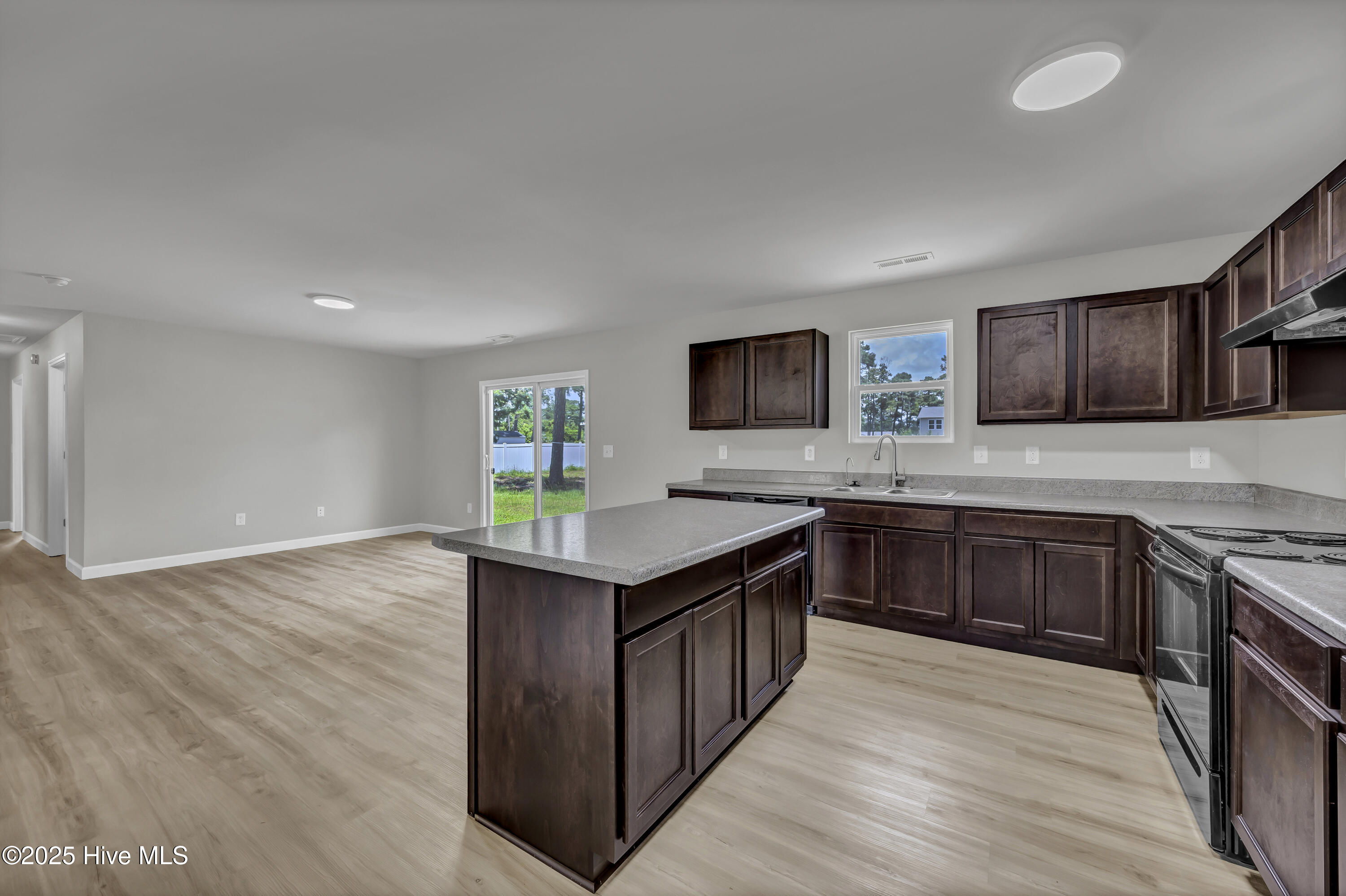 100518131 | Photo 16