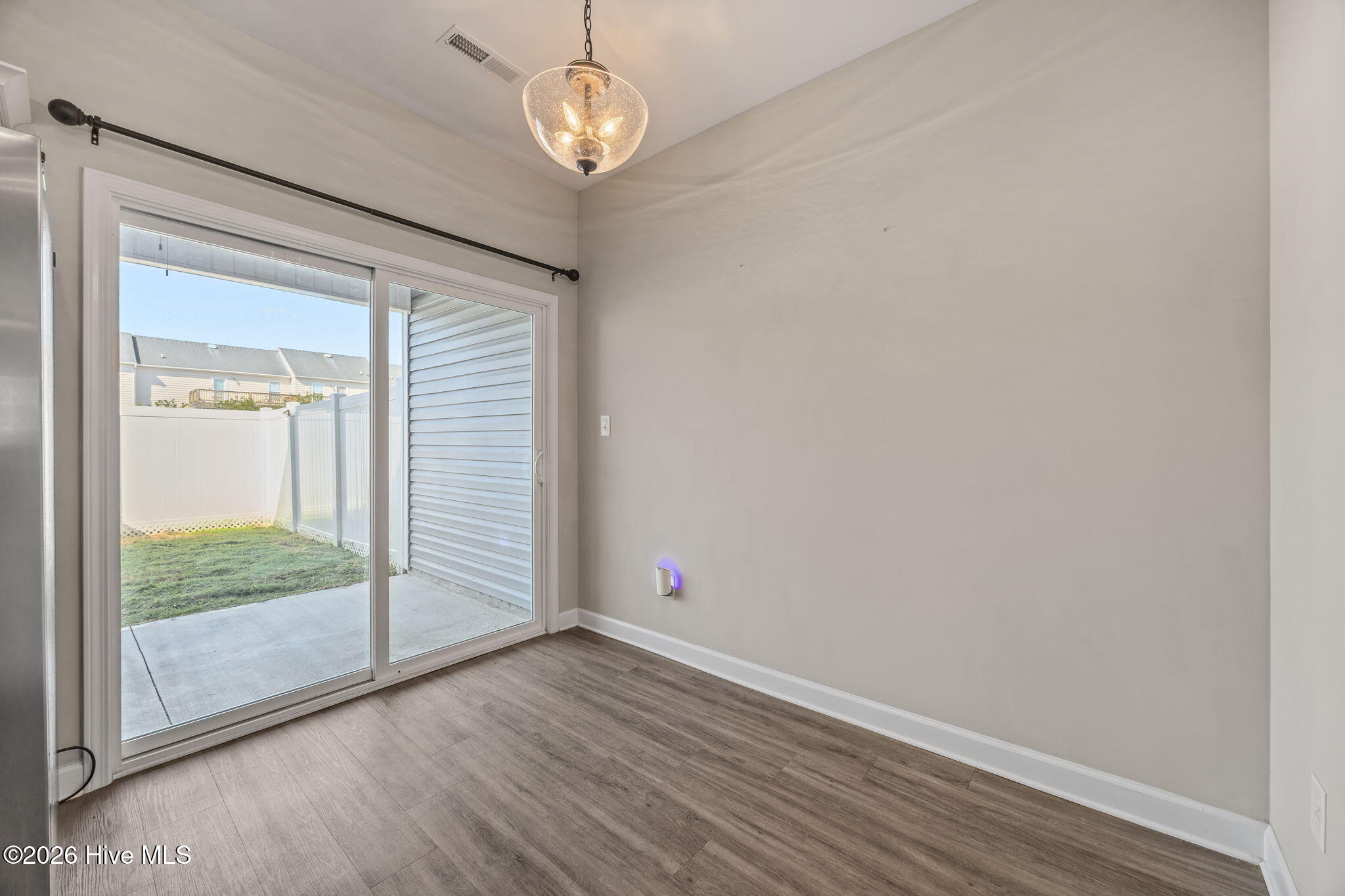 100566245 | Photo 11