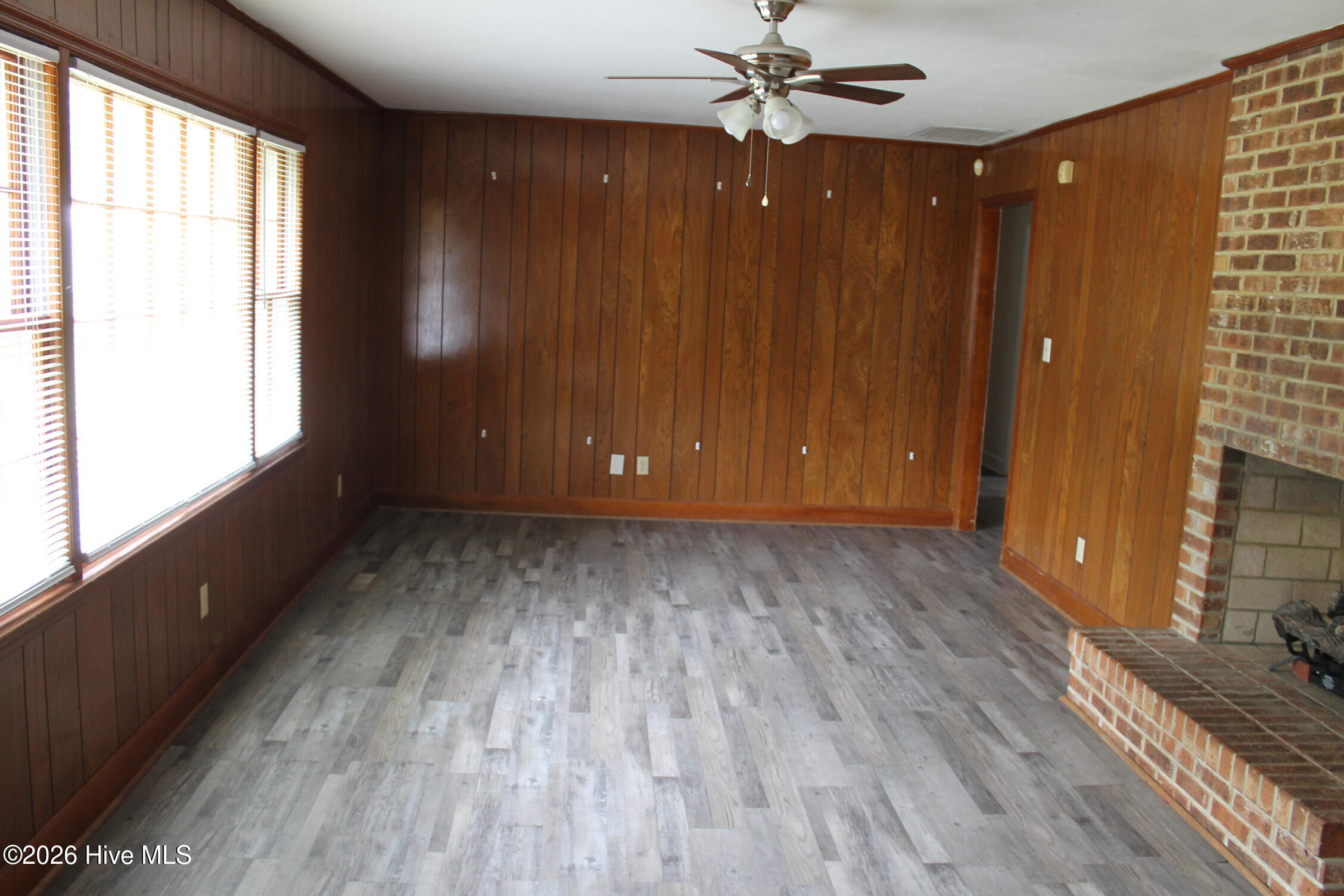 100565627 | Photo 33