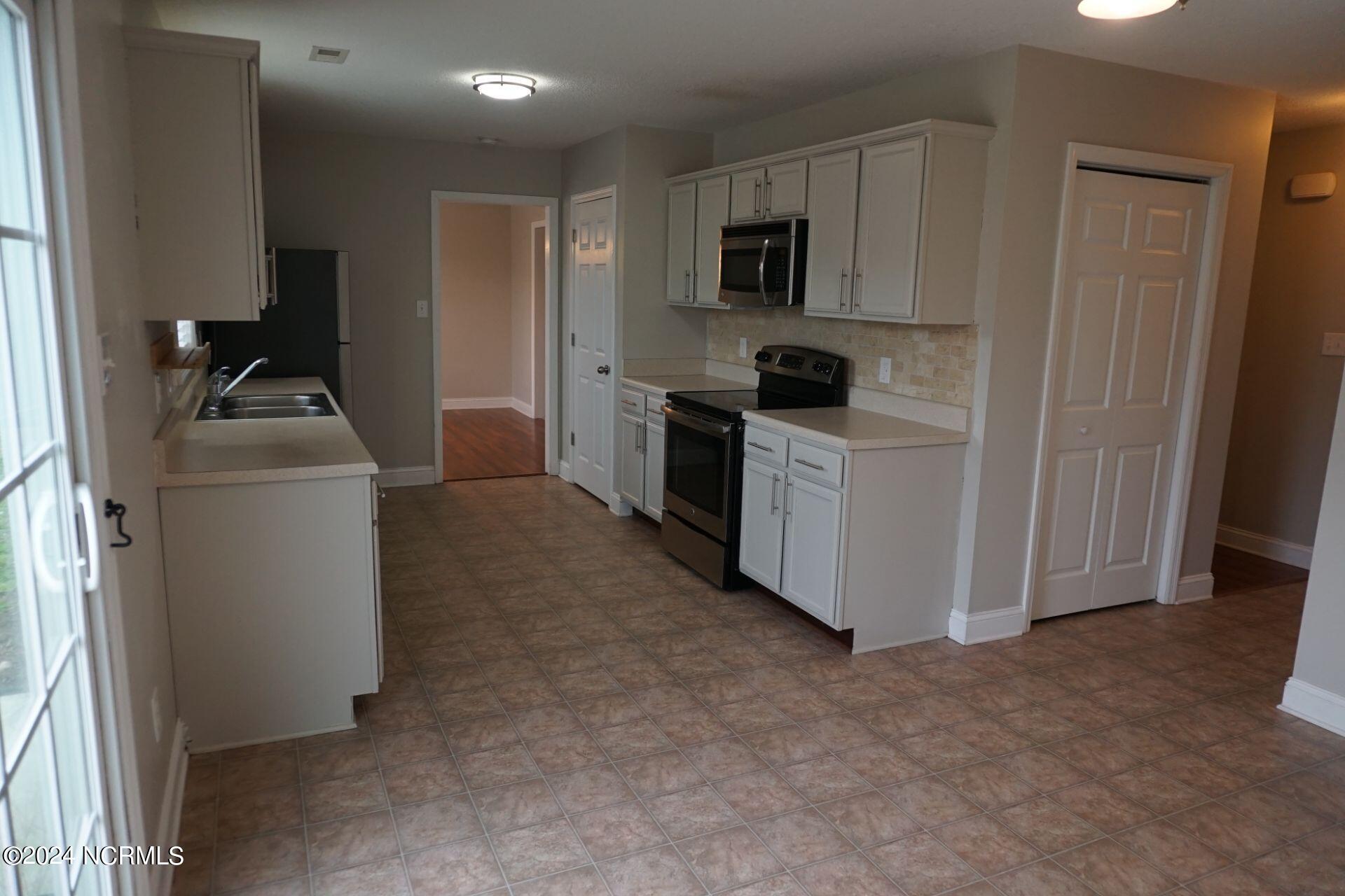 100550714 | Photo 13