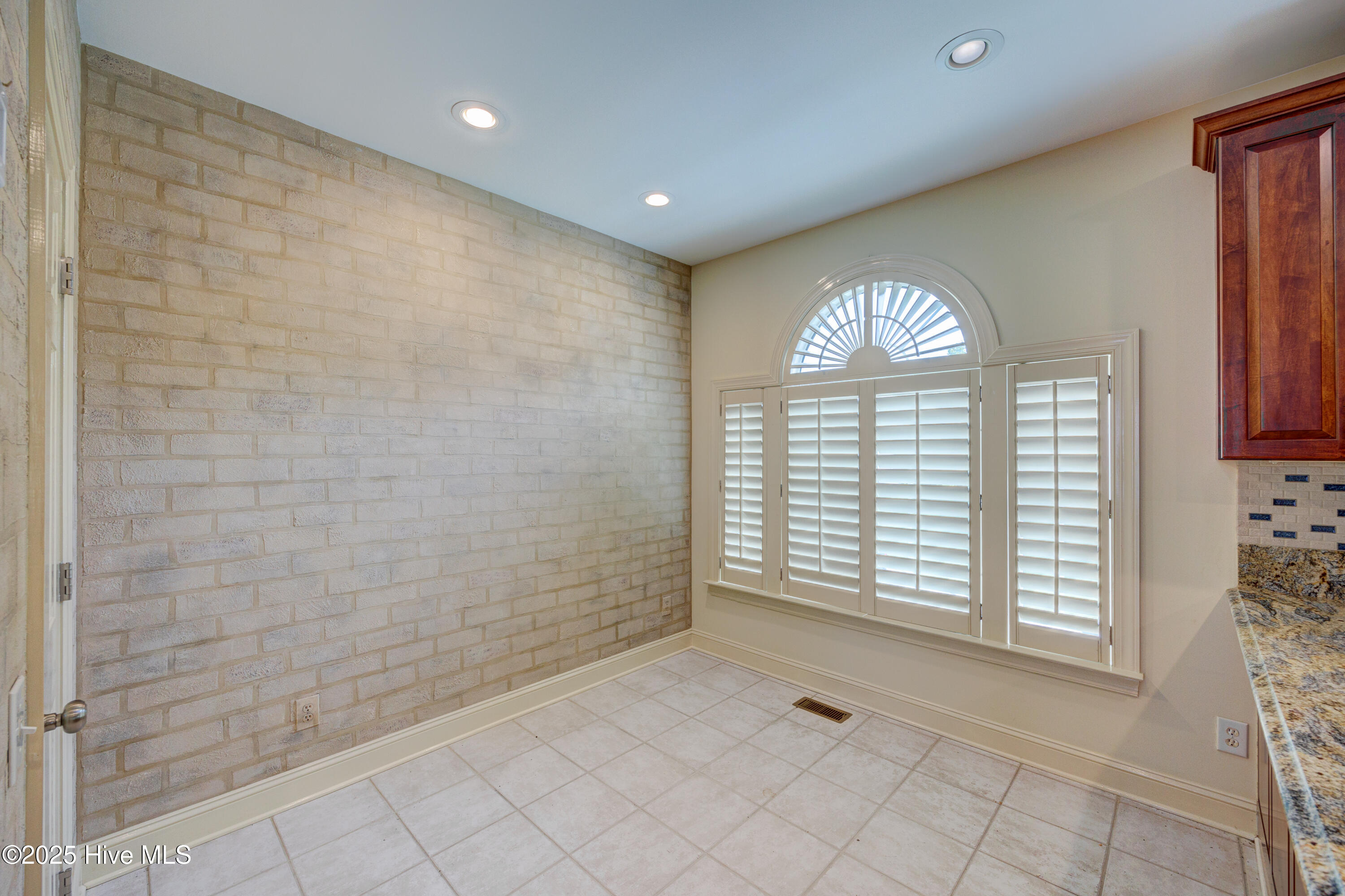 100524082 | Photo 19