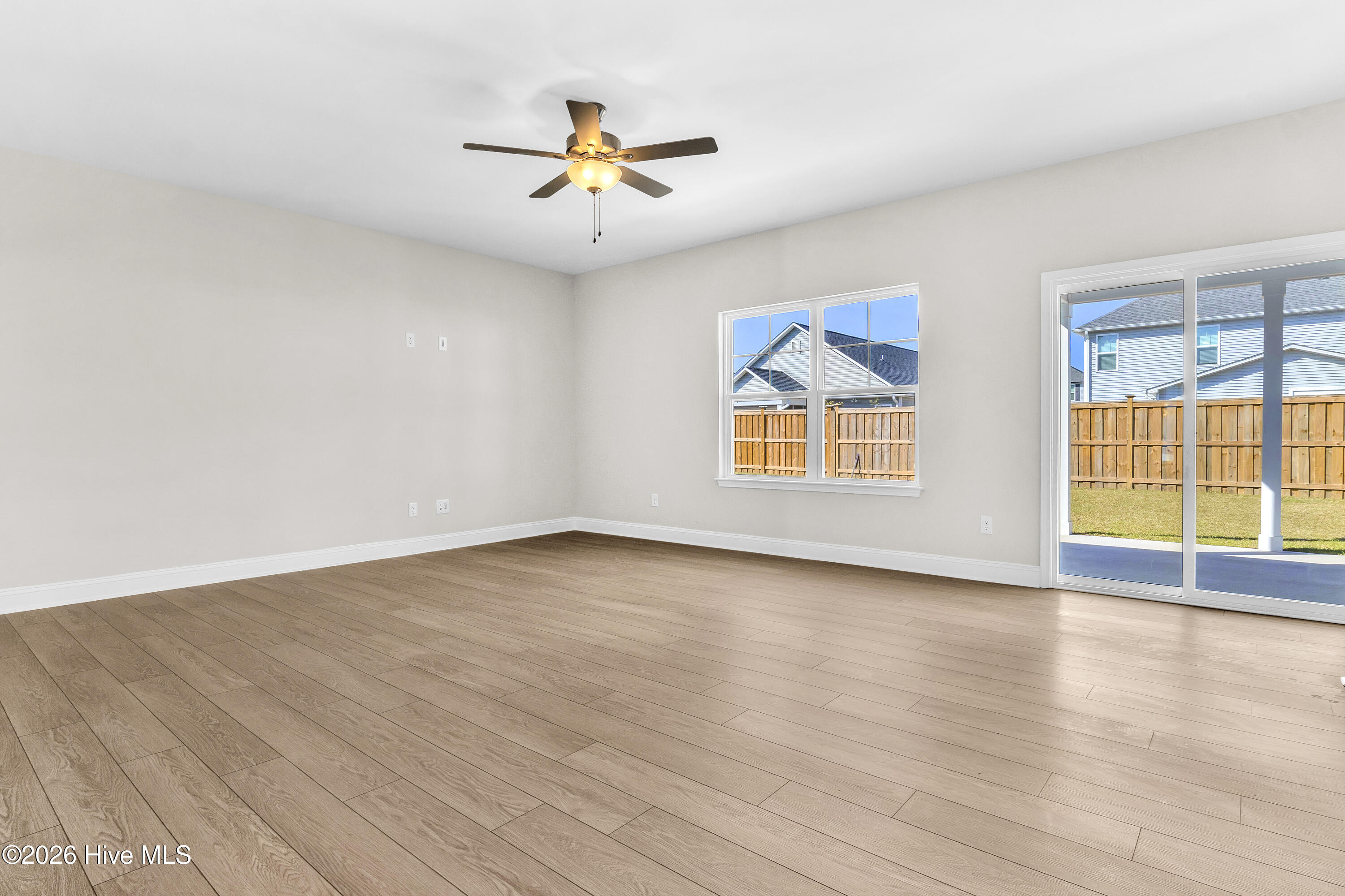 100563562 | Photo 25