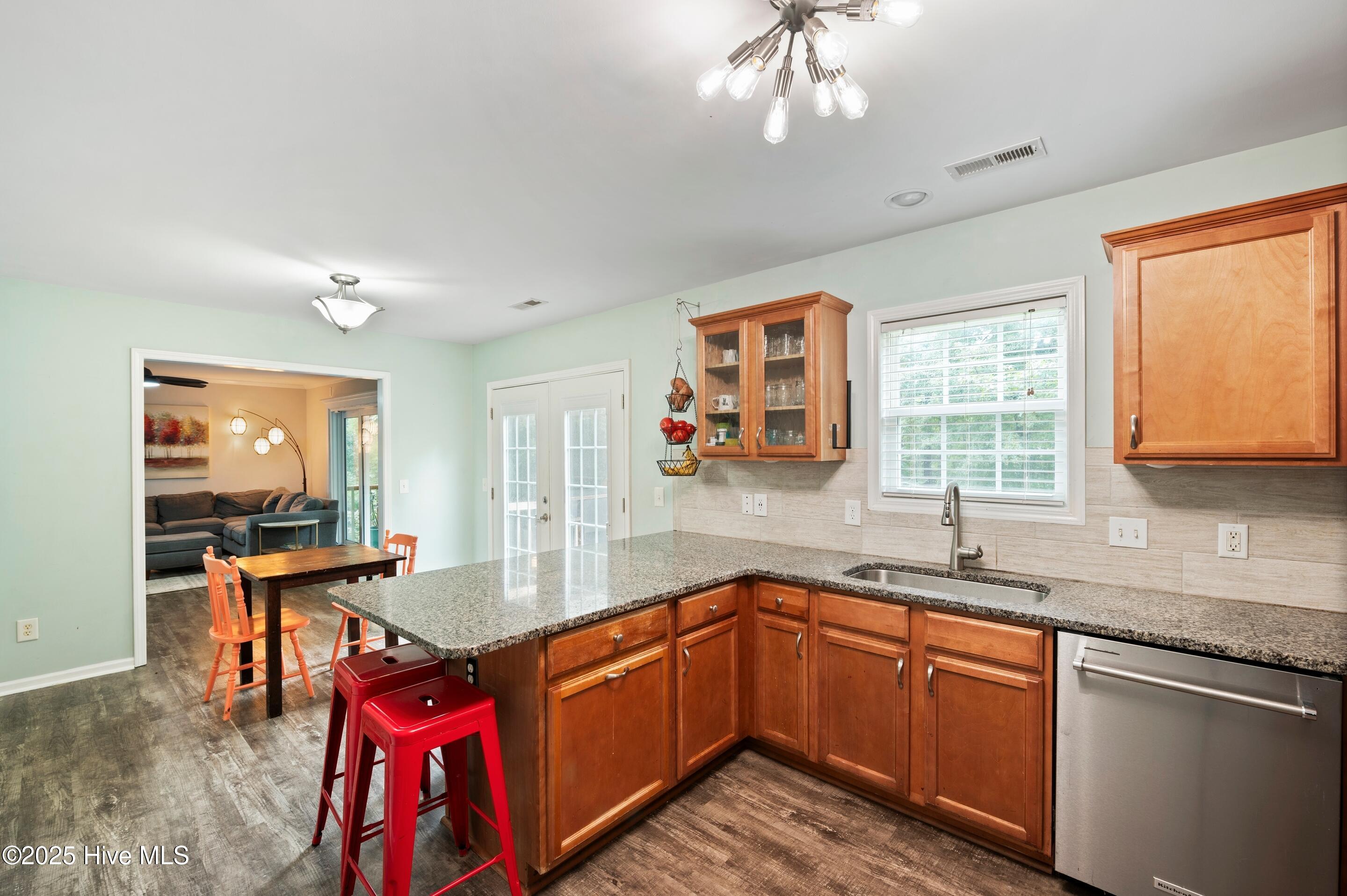 100523069 | Photo 13