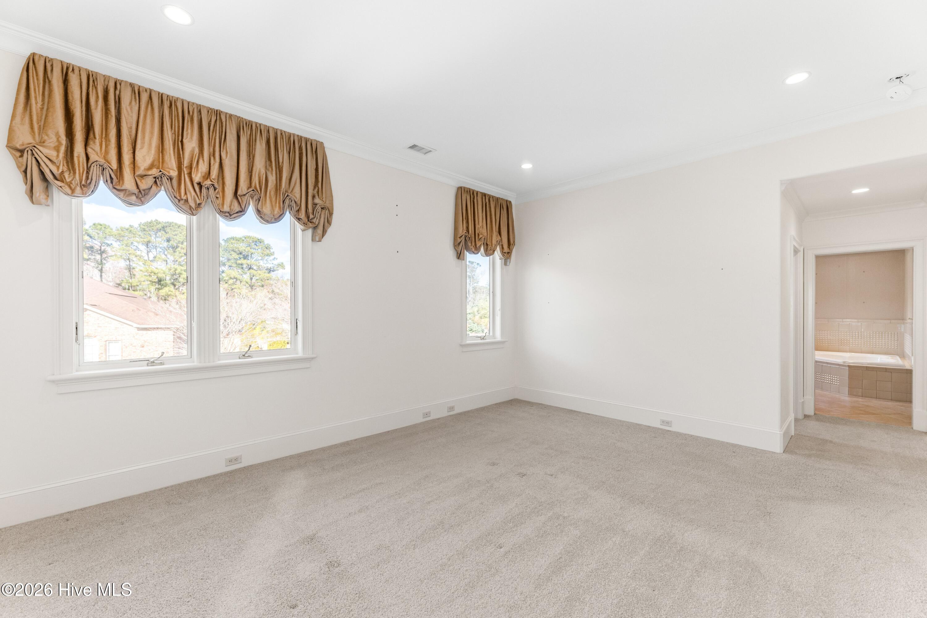 100557099 | Photo 32