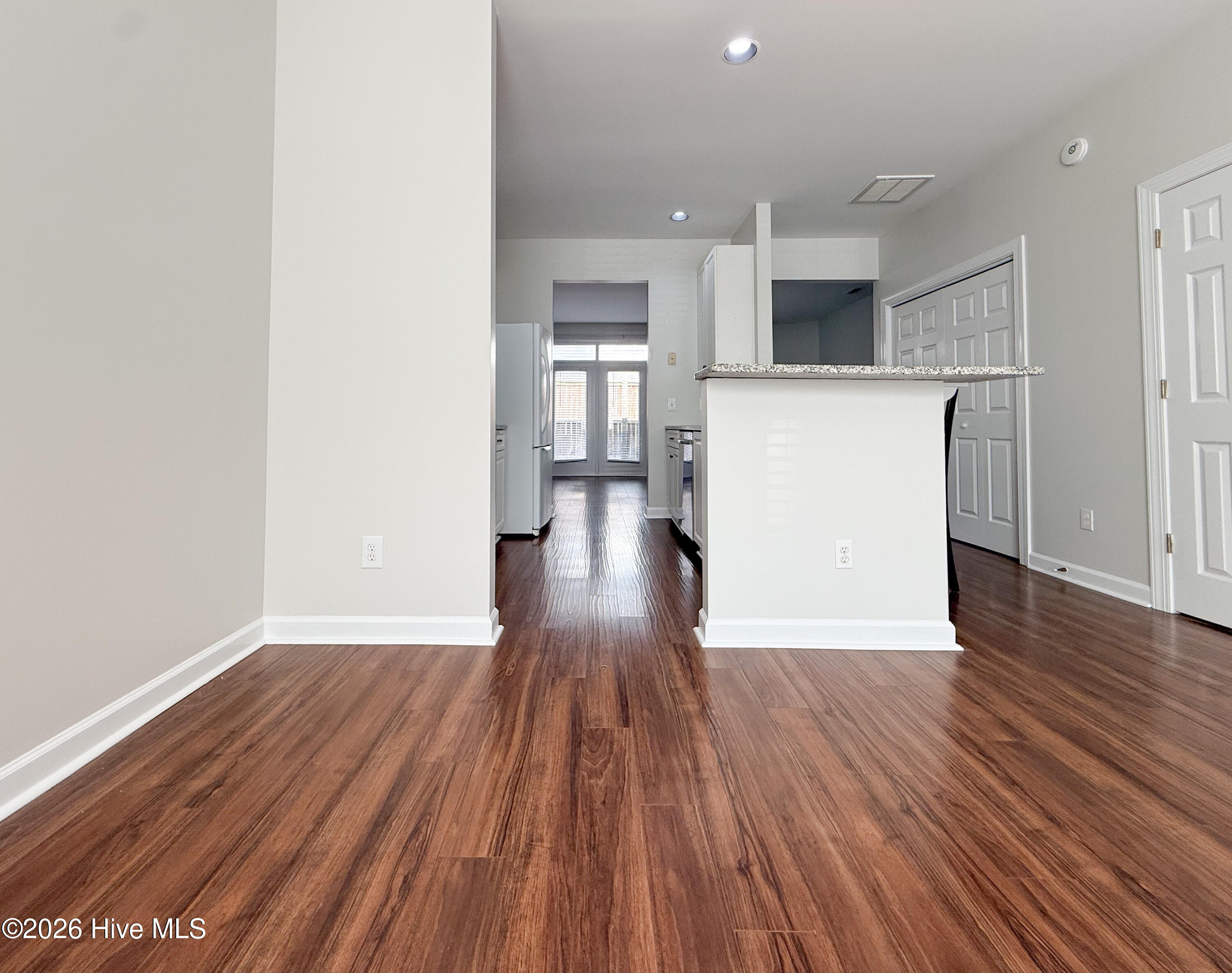 100565370 | Photo 12