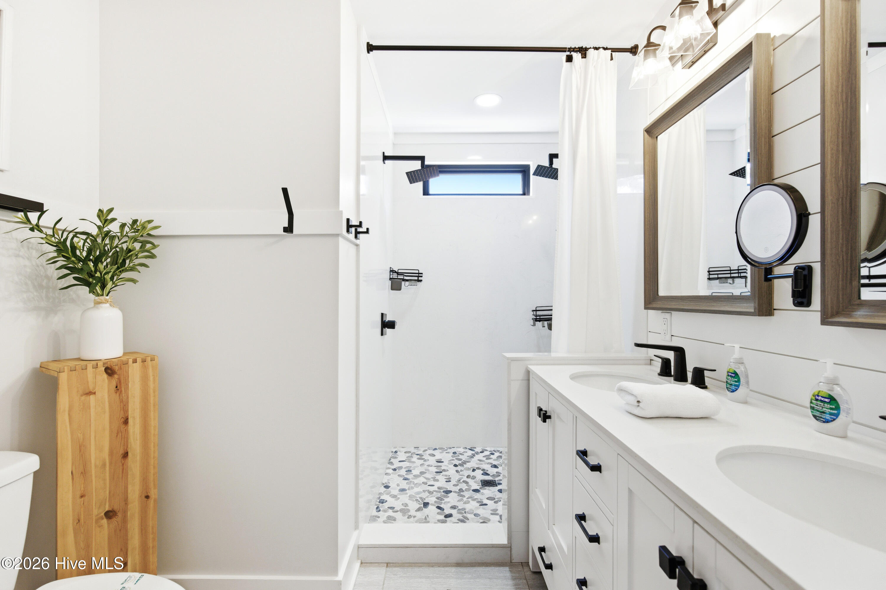 100564276 | Photo 35