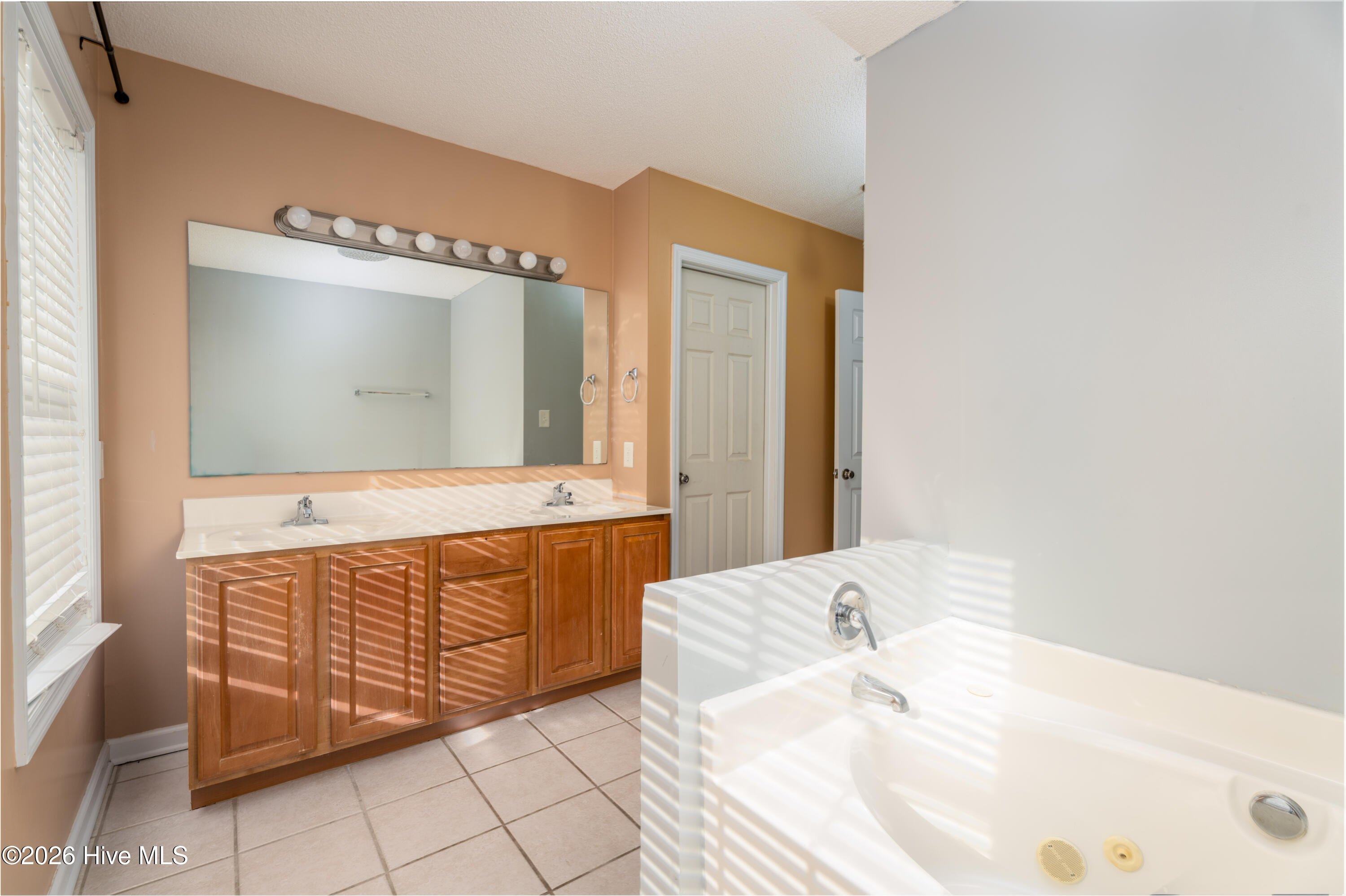 100560266 | Photo 14