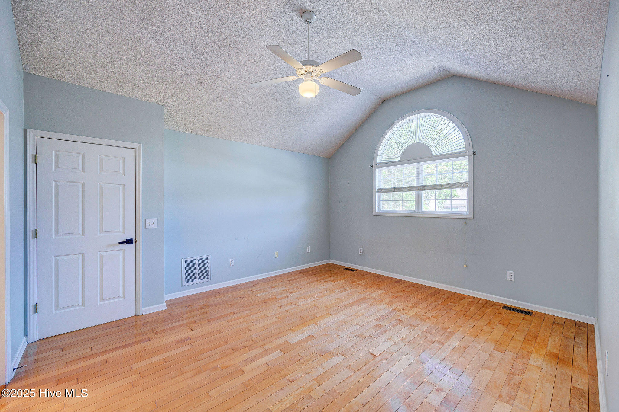 100531584 | Photo 26