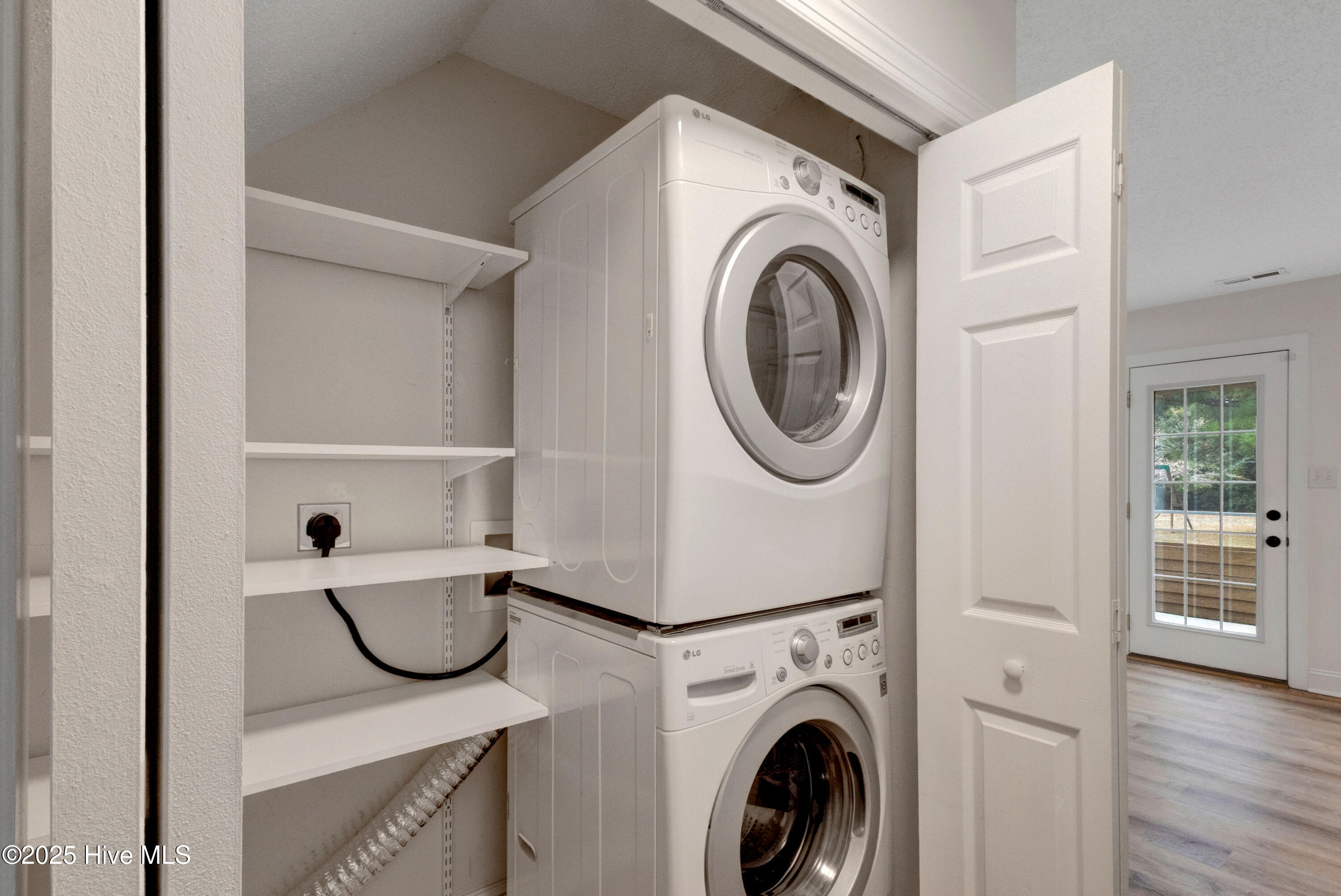 100546645 | Photo 21