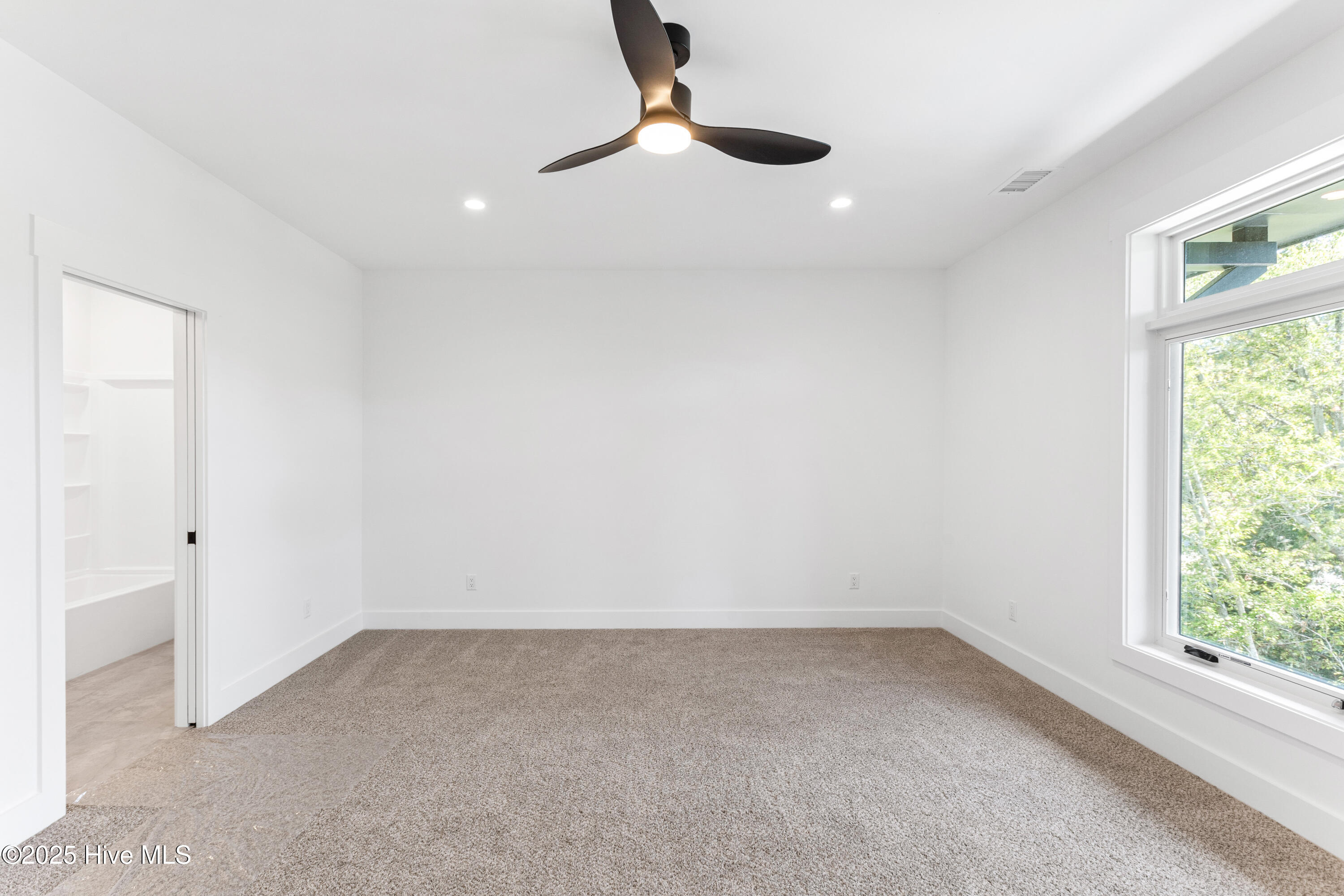 100535066 | Photo 35