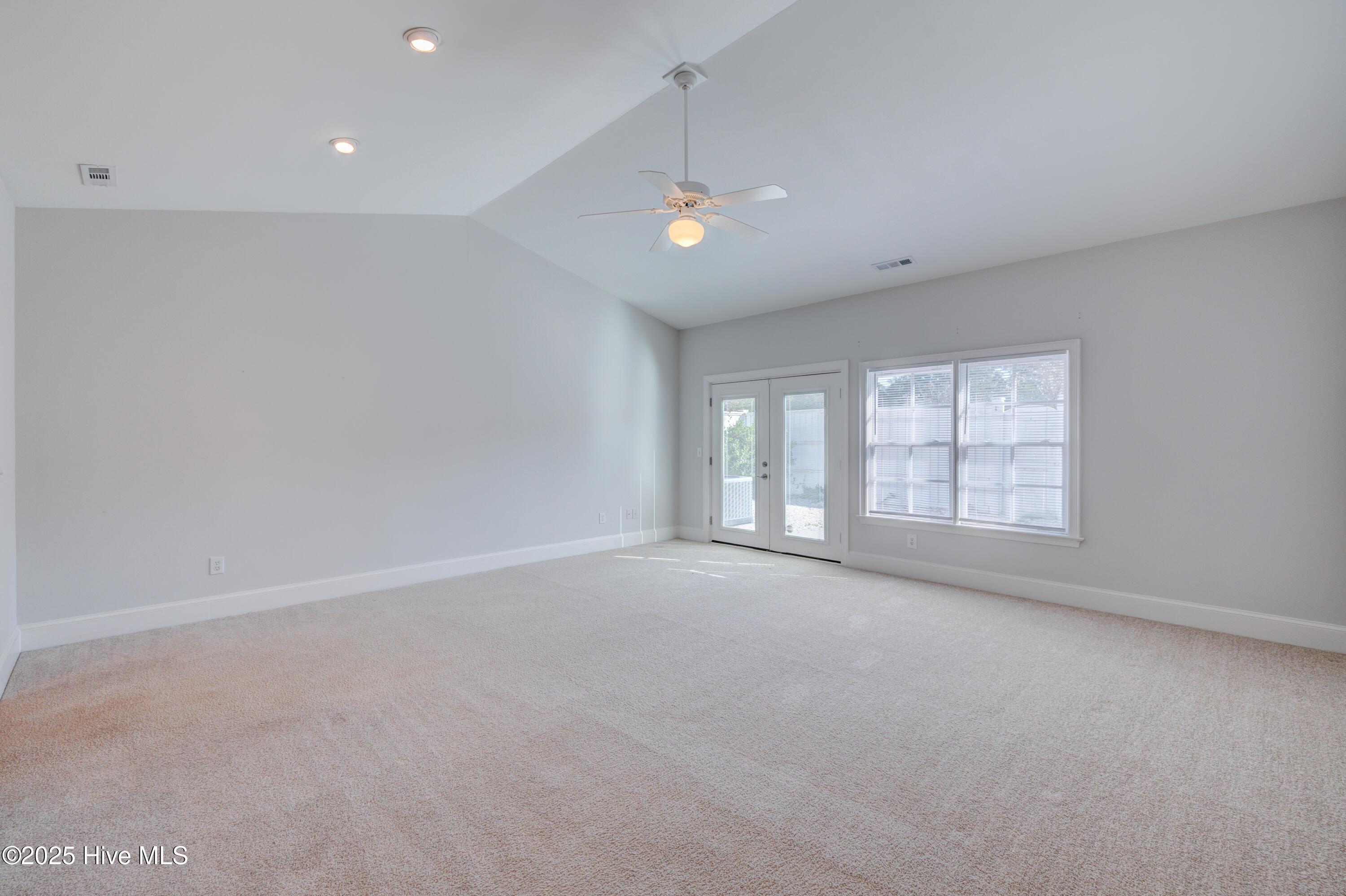 100534923 | Photo 11