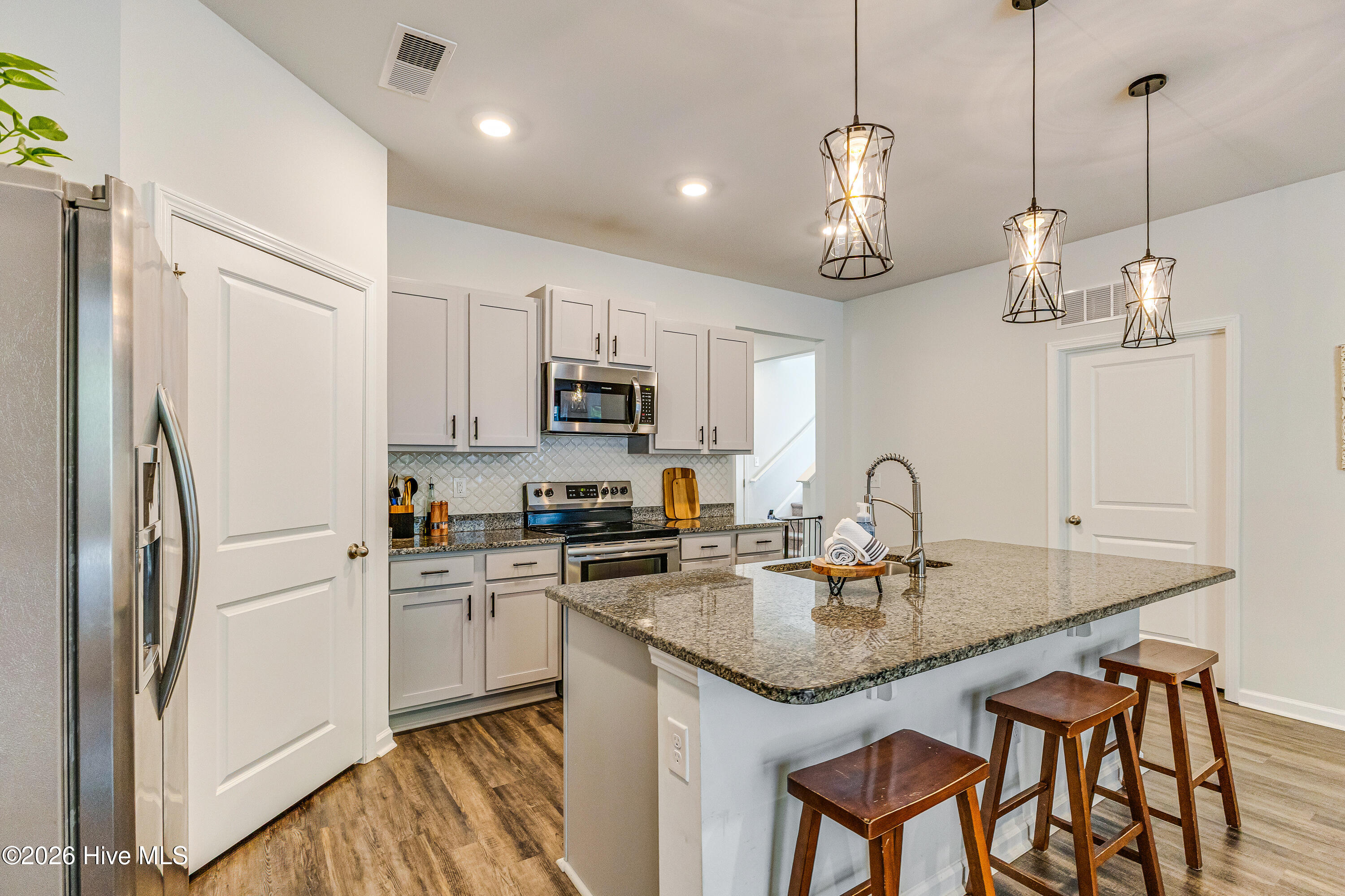 100549305 | Photo 11