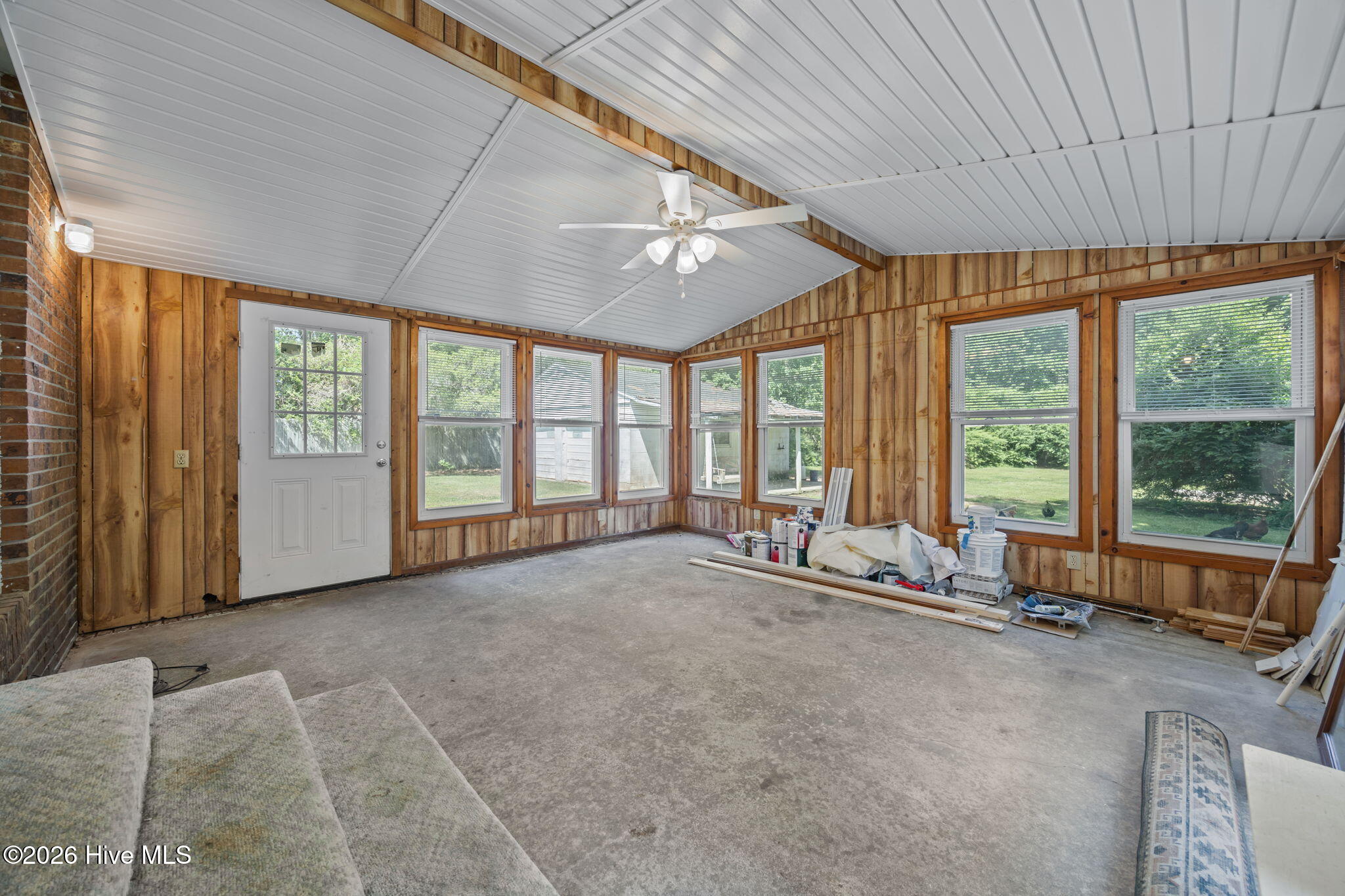 100567940 | Photo 32