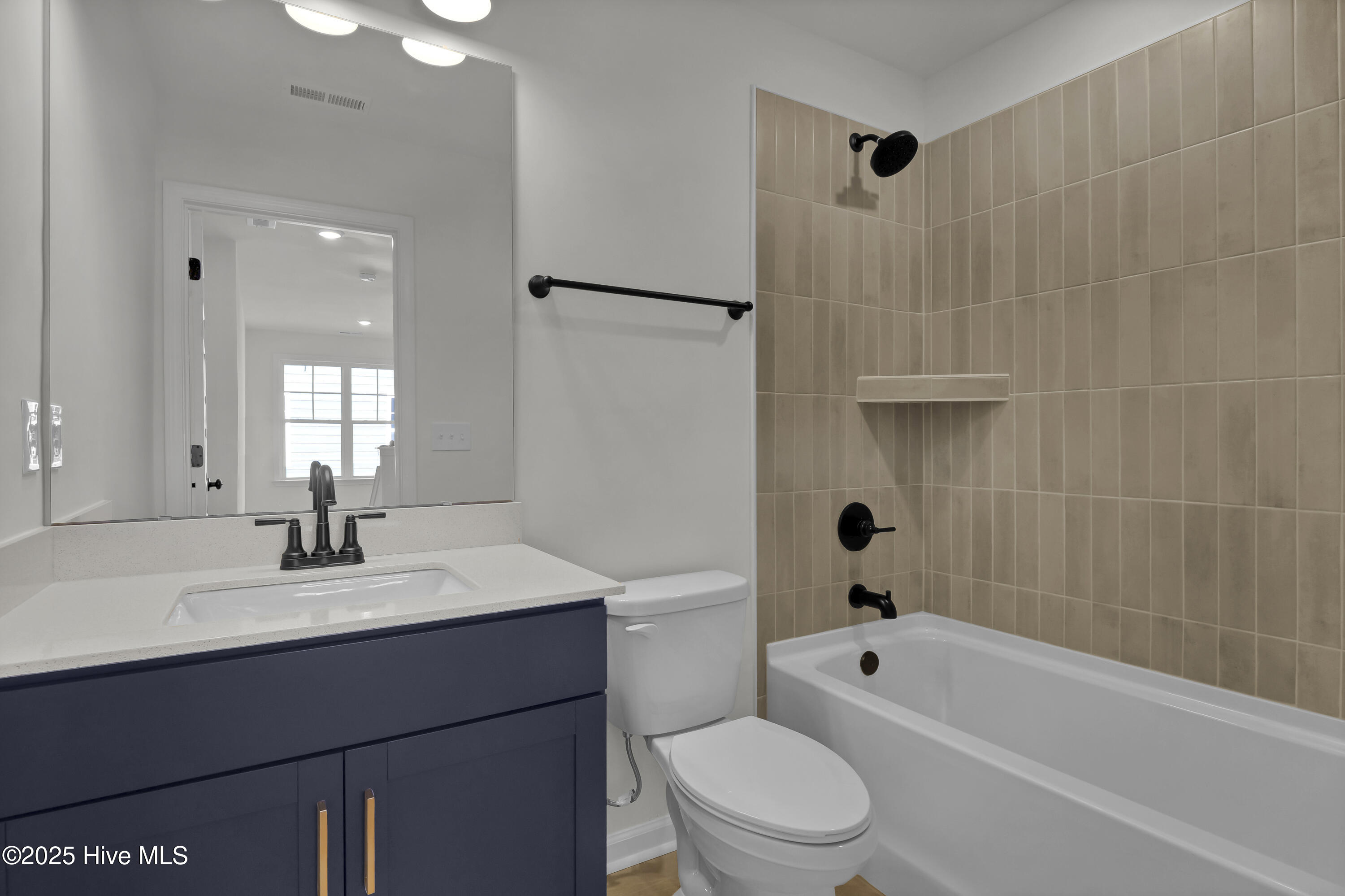 100518809 | Photo 23