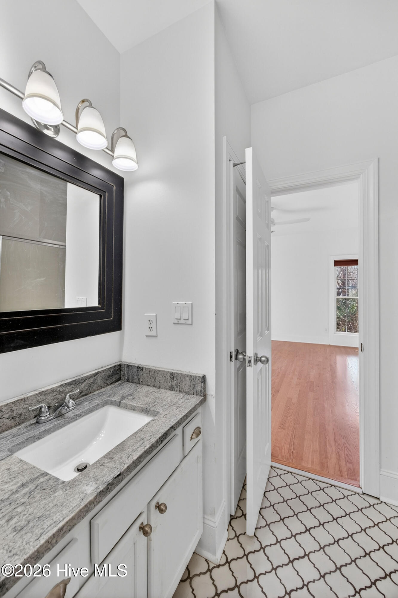 100551294 | Photo 13