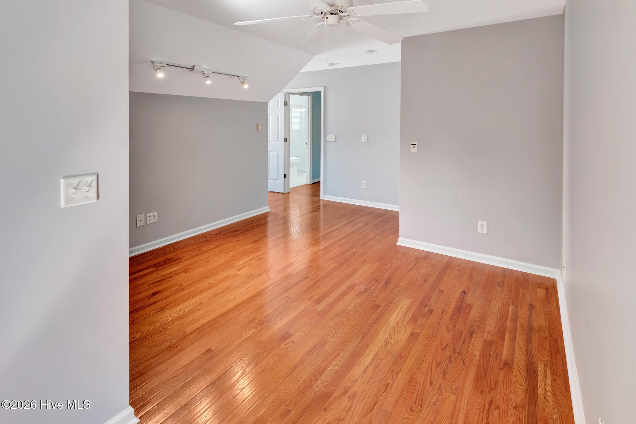 100569347 | Photo 26