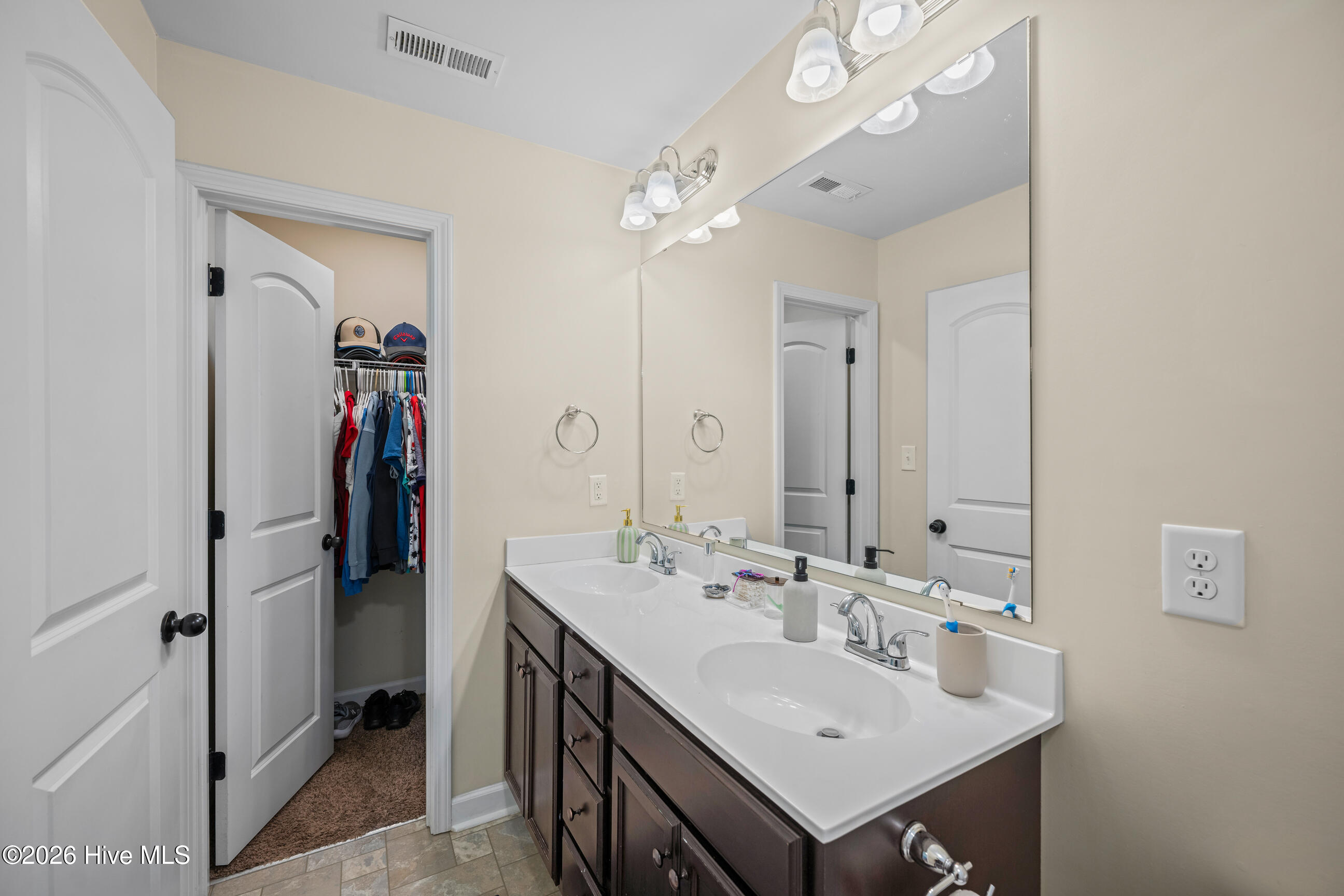 100550878 | Photo 22