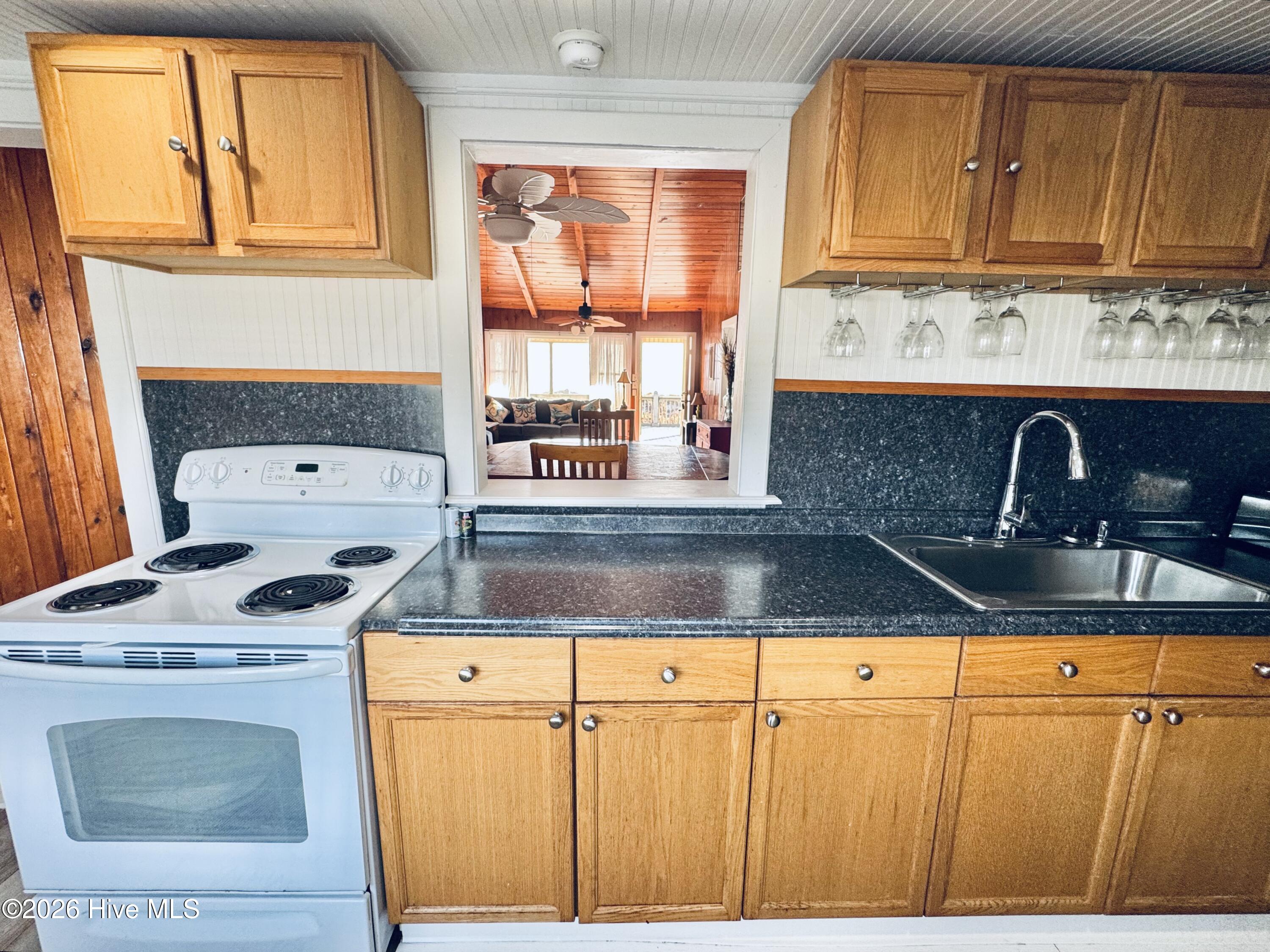 100548859 | Photo 10