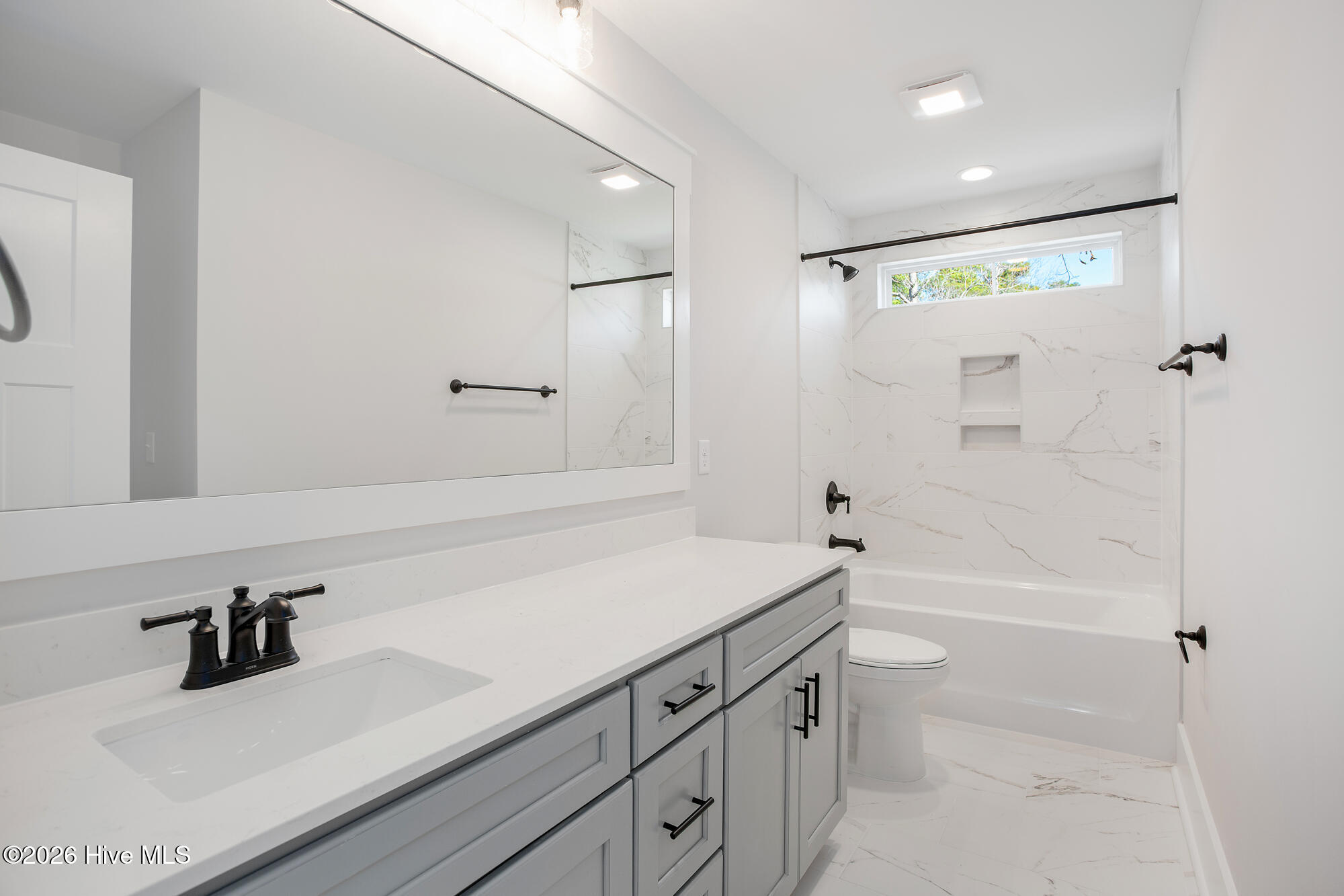 100564009 | Photo 24