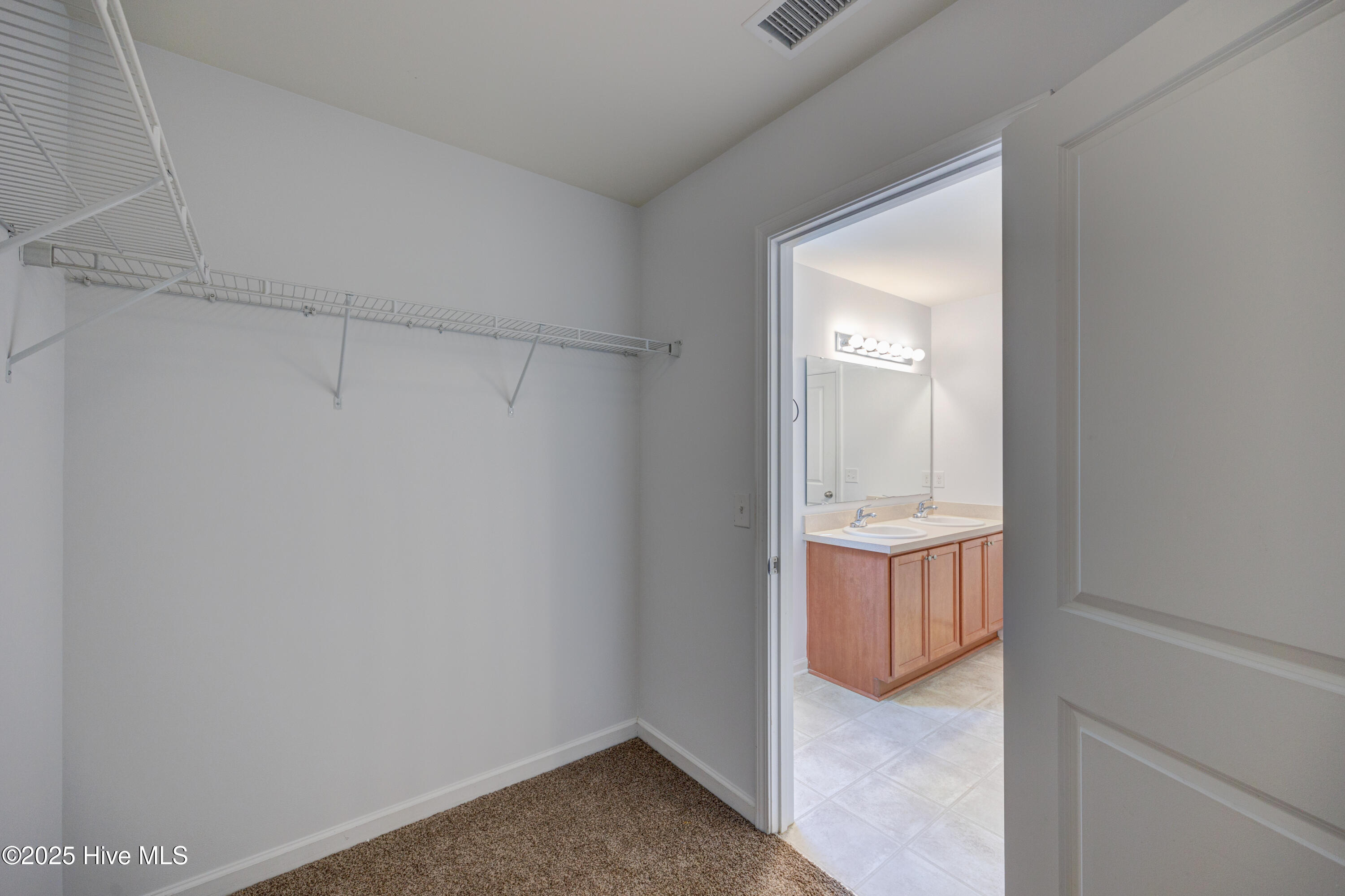 100530947 | Photo 28