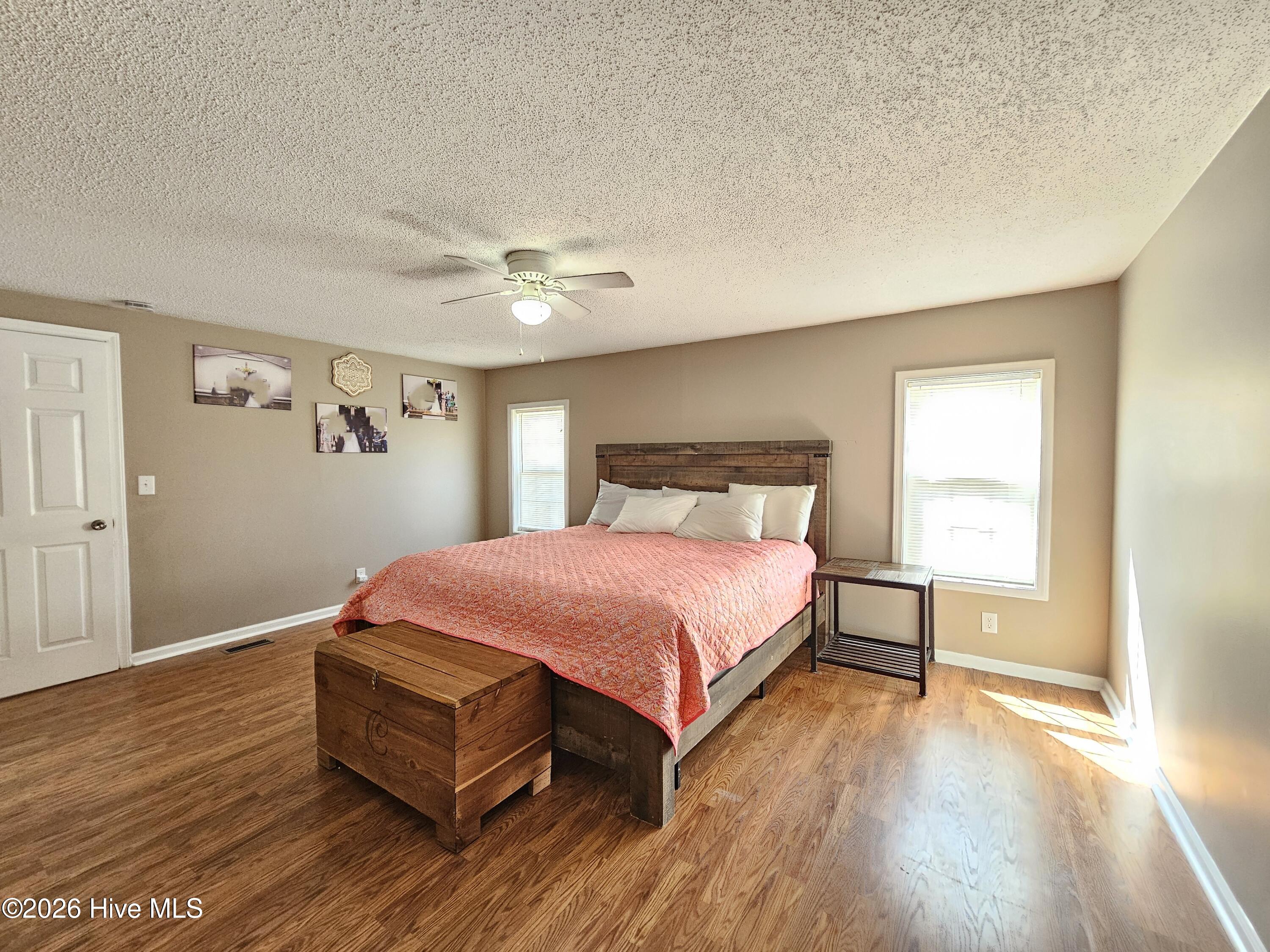 100561319 | Photo 28