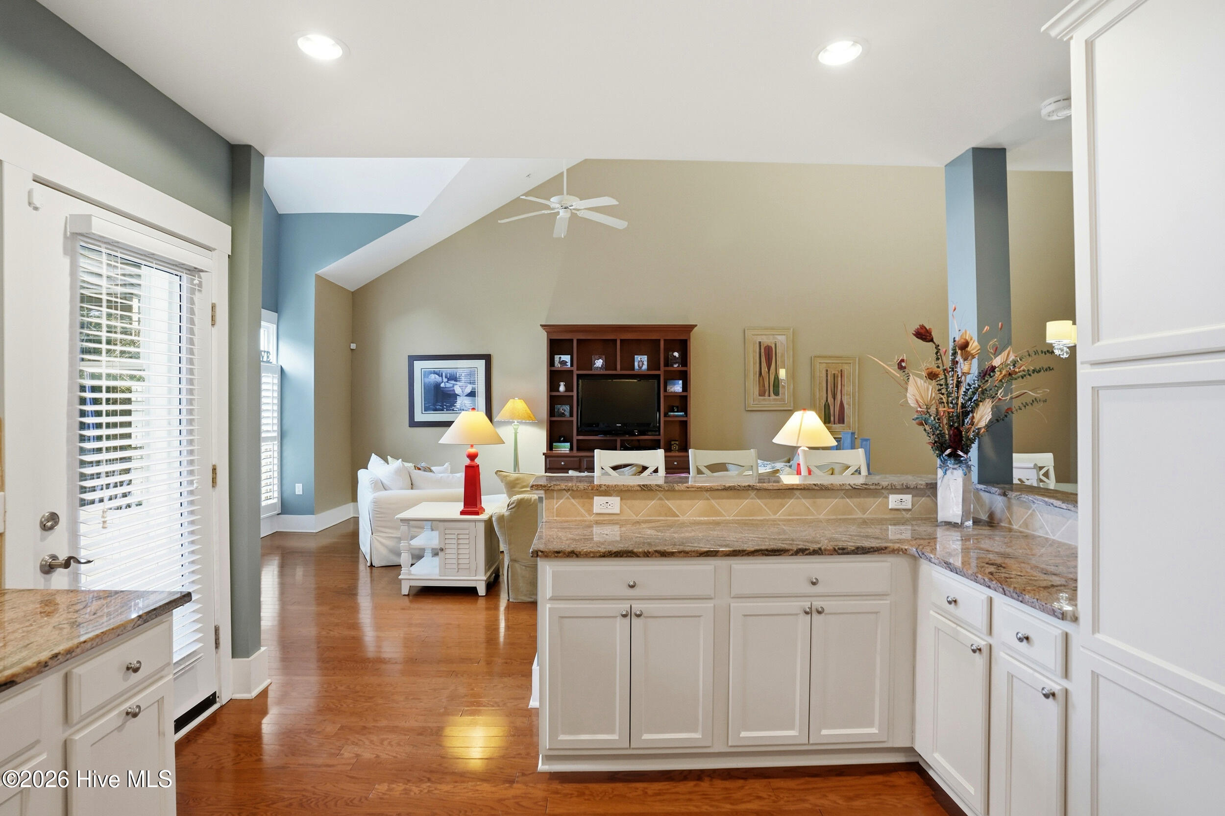 100551957 | Photo 13