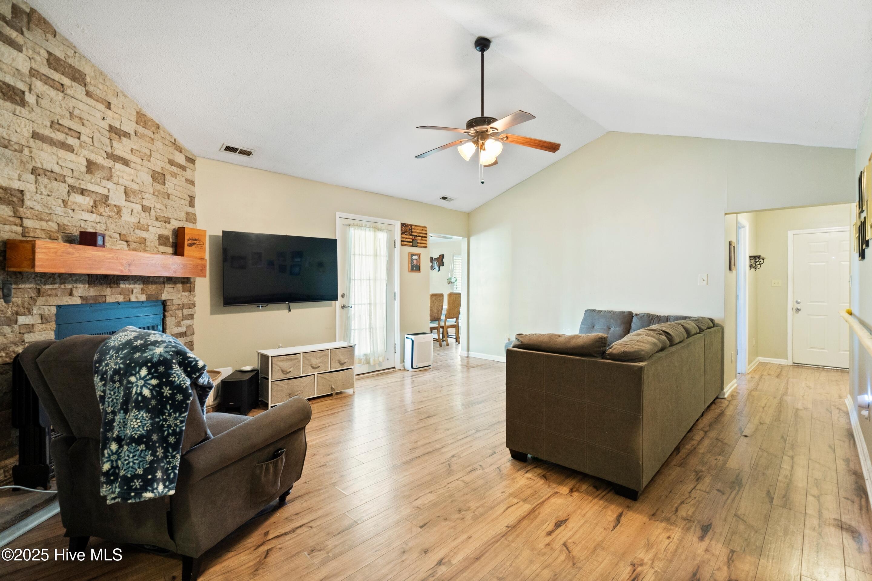 100537025 | Photo 12