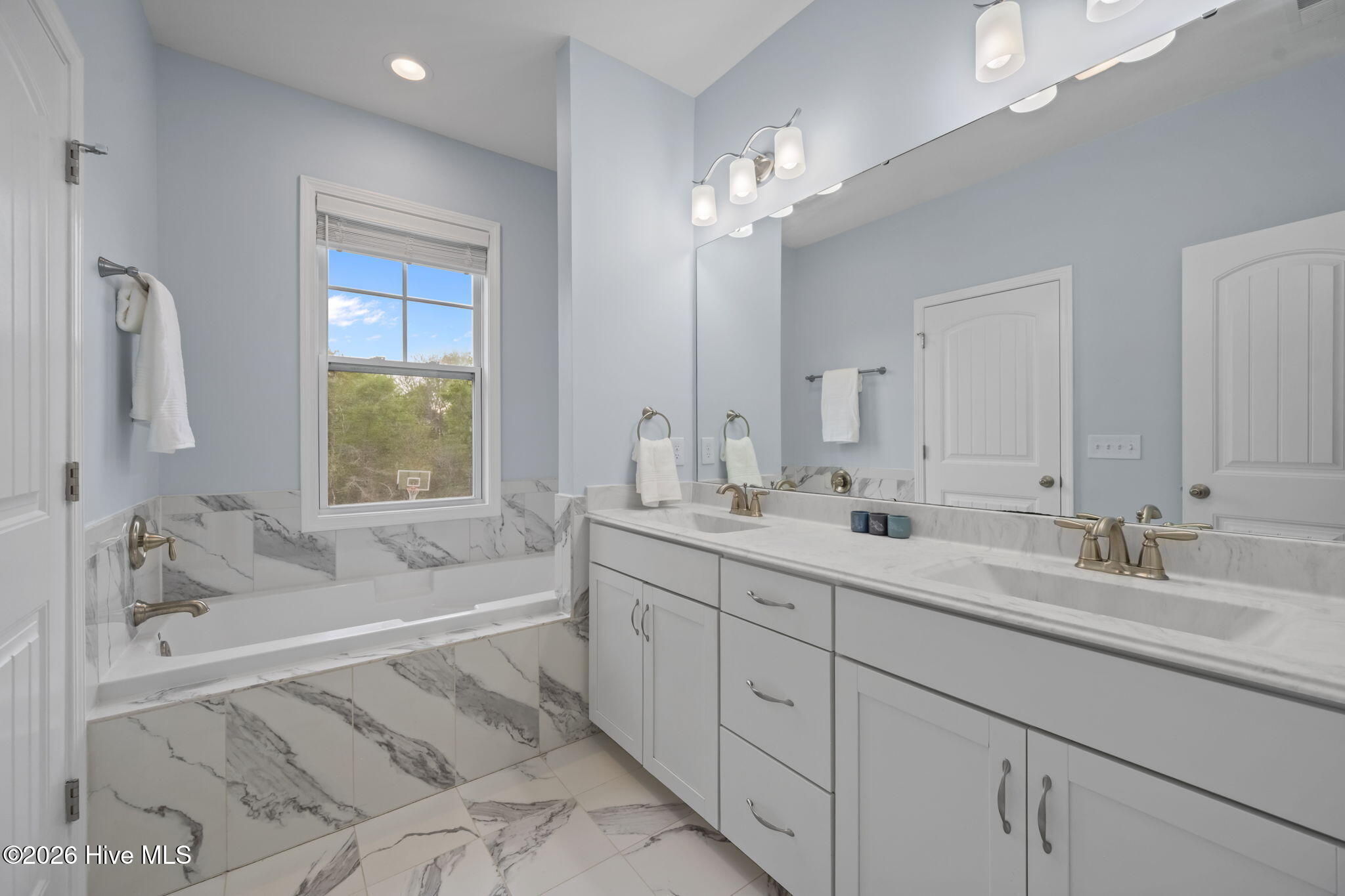 100565759 | Photo 24