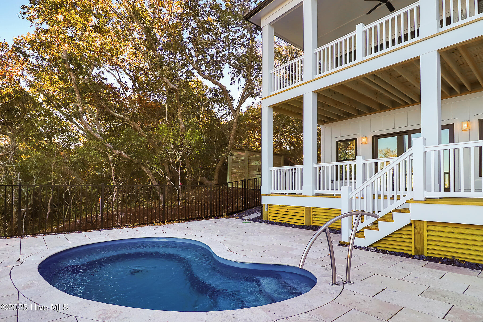 100545978 | Photo 35