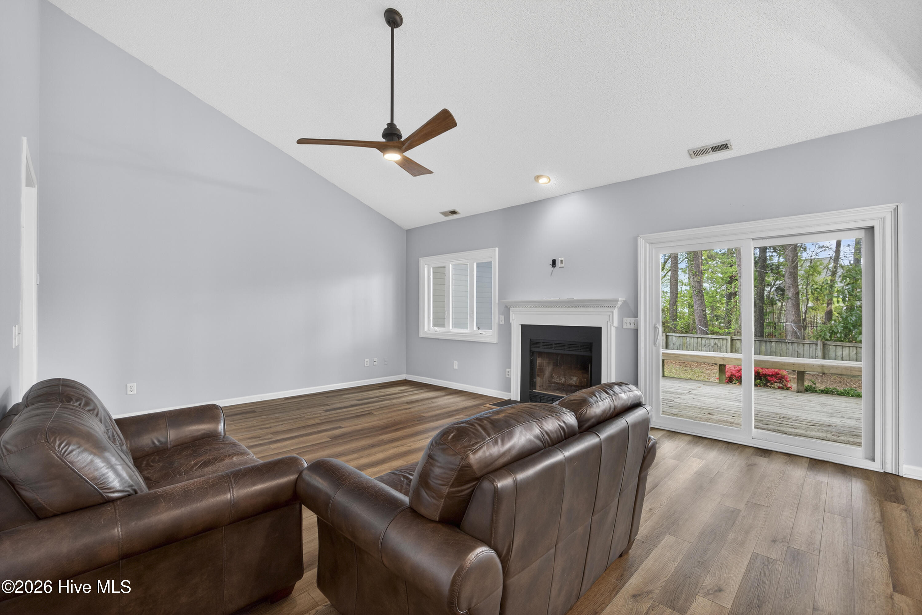 100565929 | Photo 19