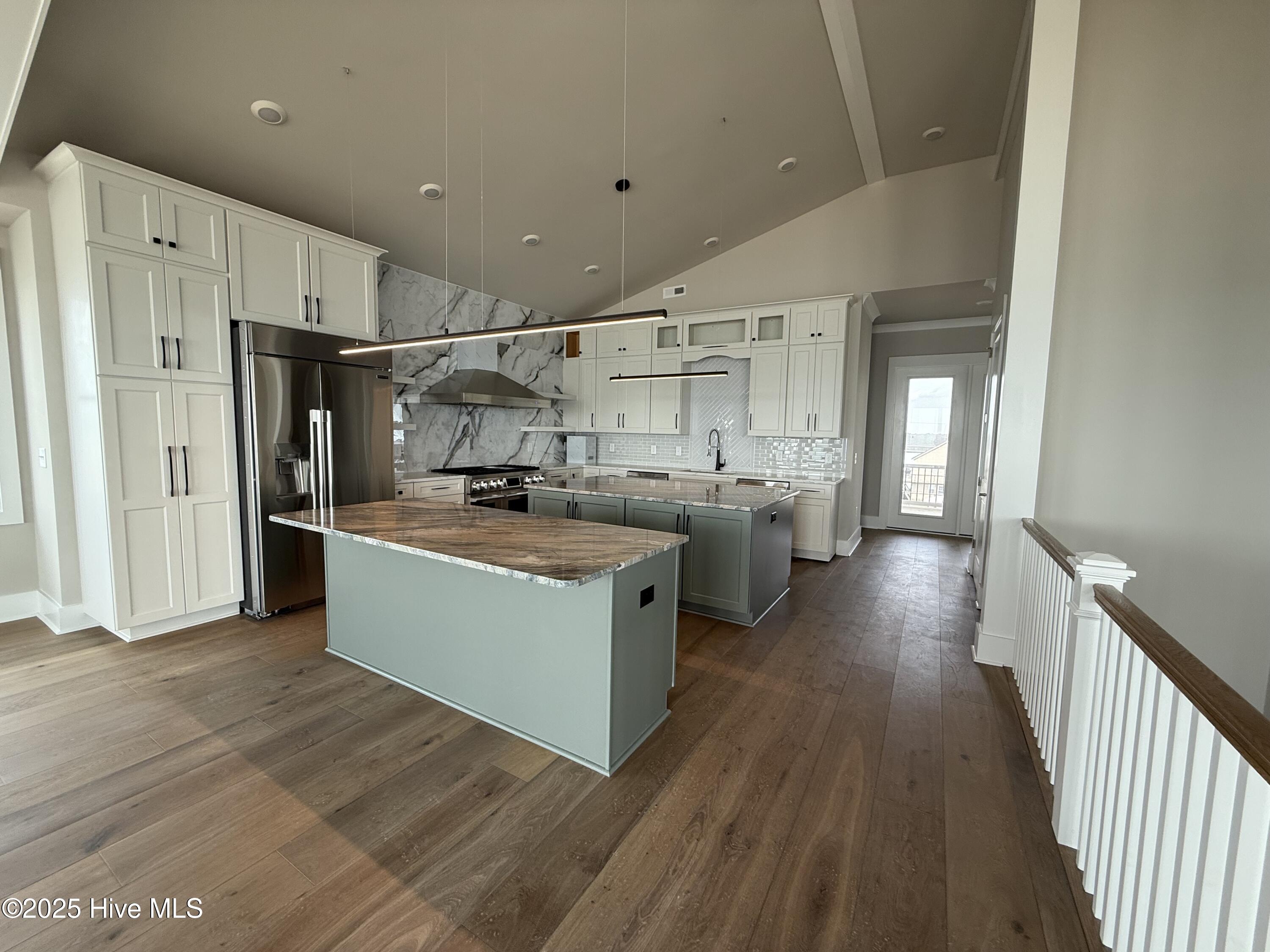 100498103 | Photo 23