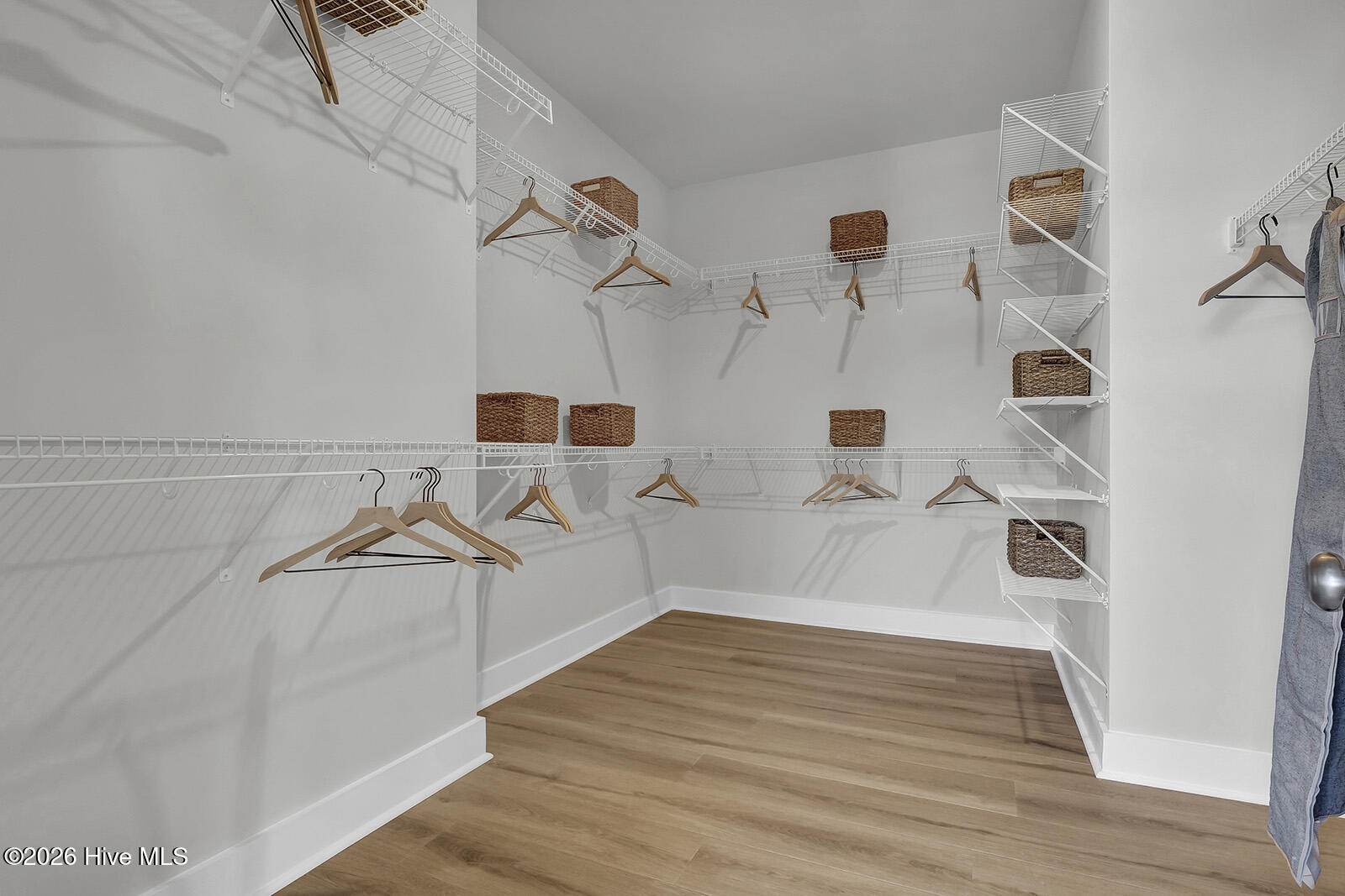 100542605 | Photo 24