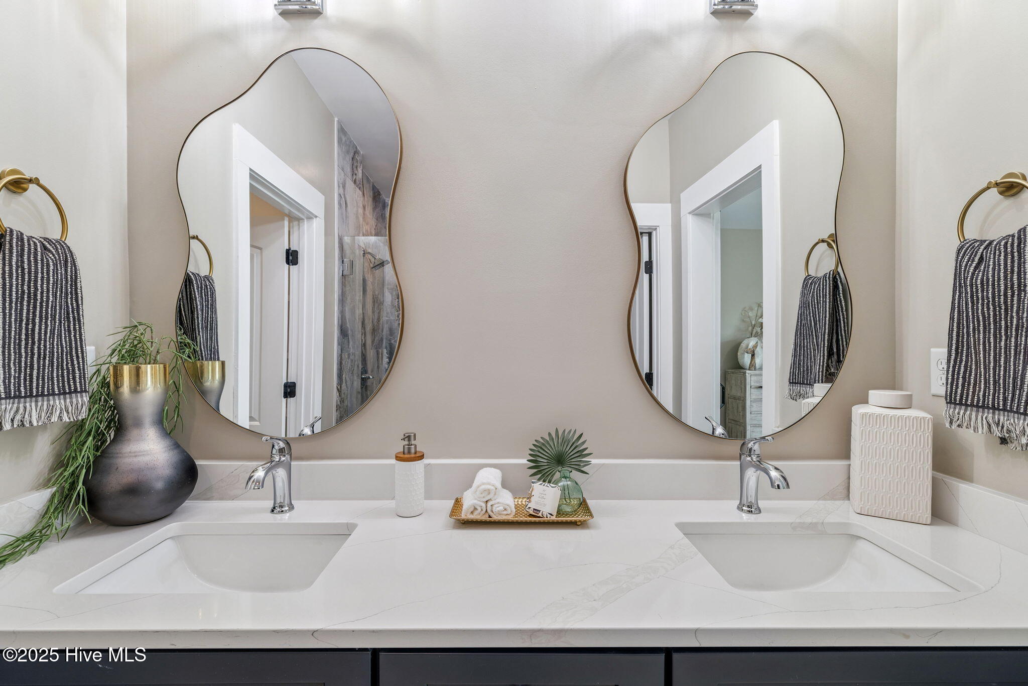 100541417 | Photo 27