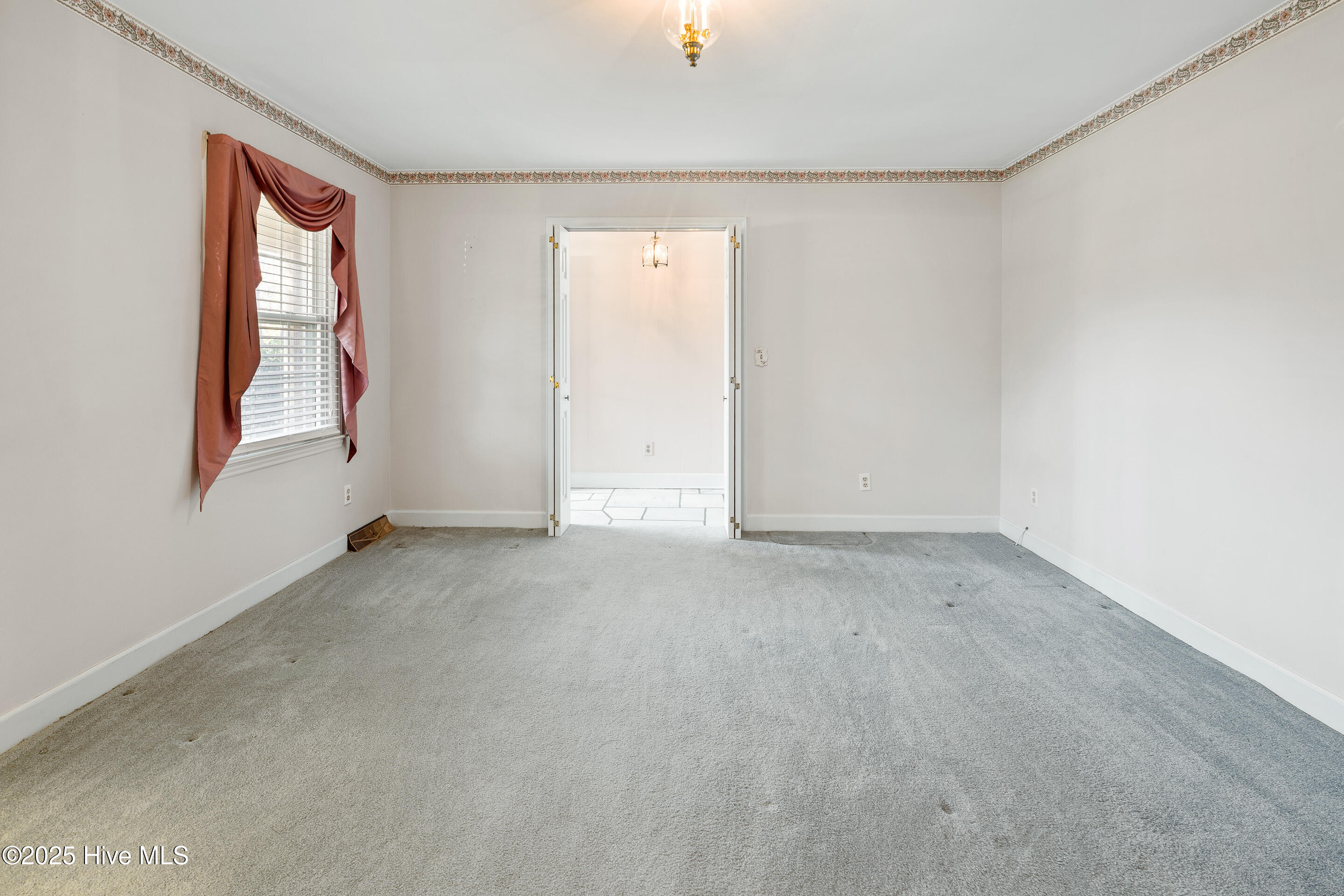 100536869 | Photo 17