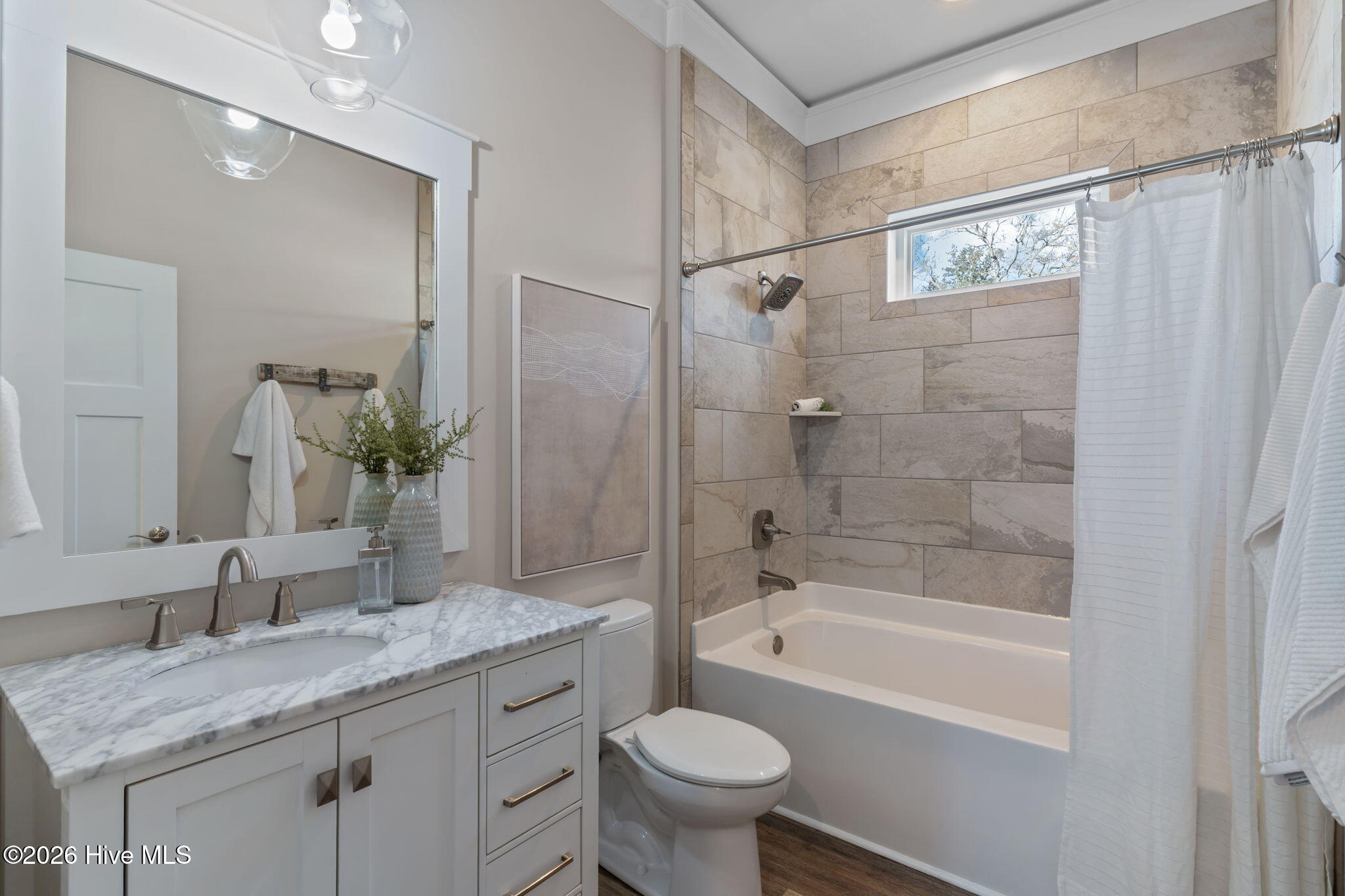 100561647 | Photo 18