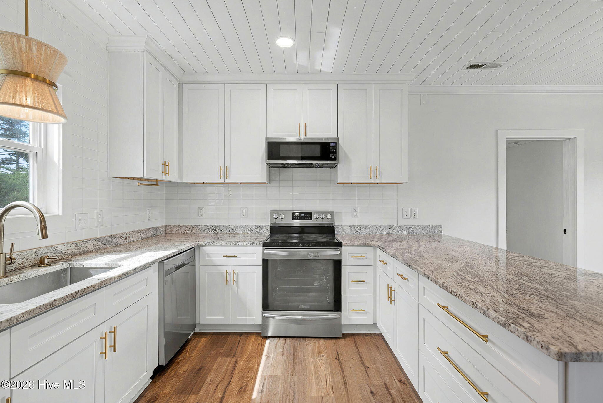 100563289 | Photo 58