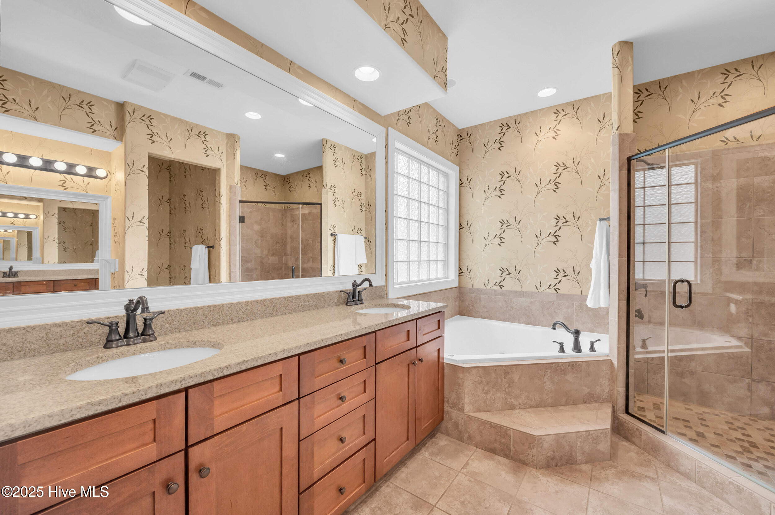 100517542 | Photo 22