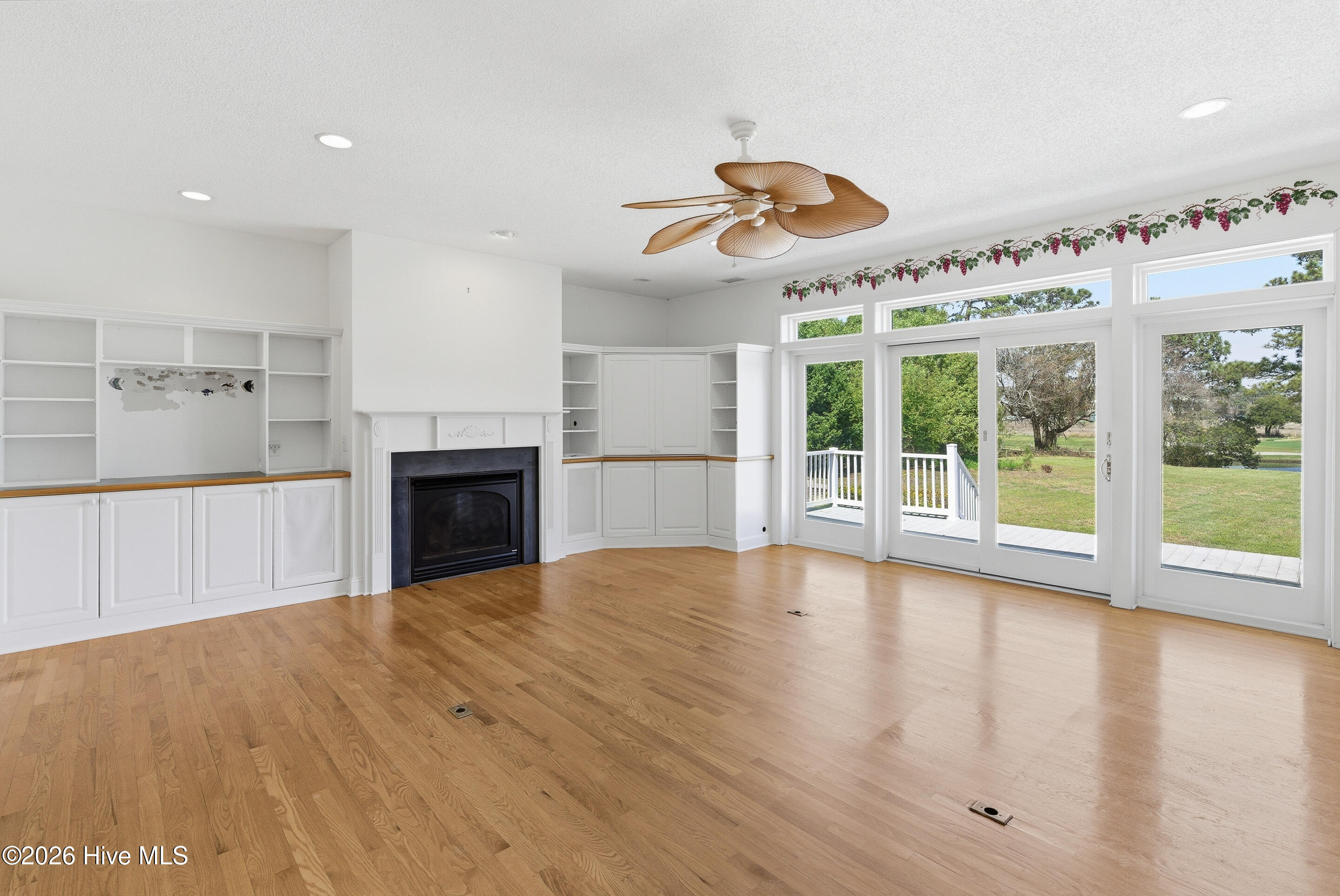 100564038 | Photo 15