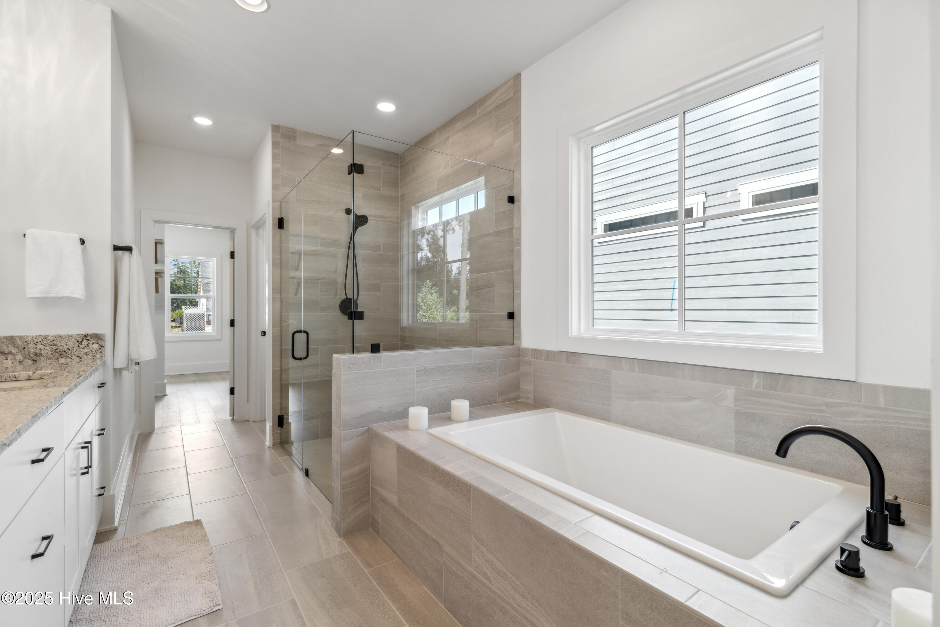 100523457 | Photo 38