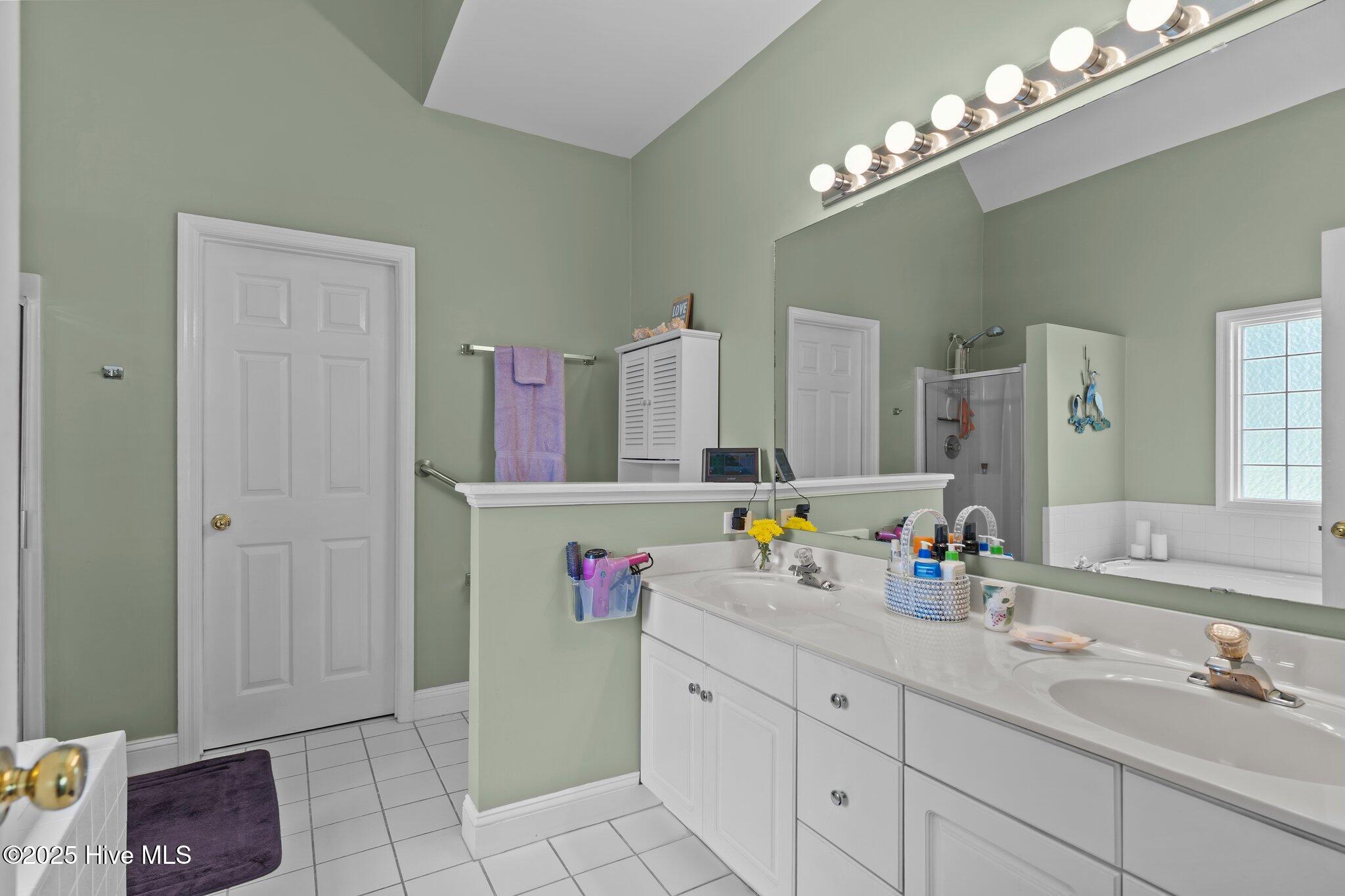 100521763 | Photo 23