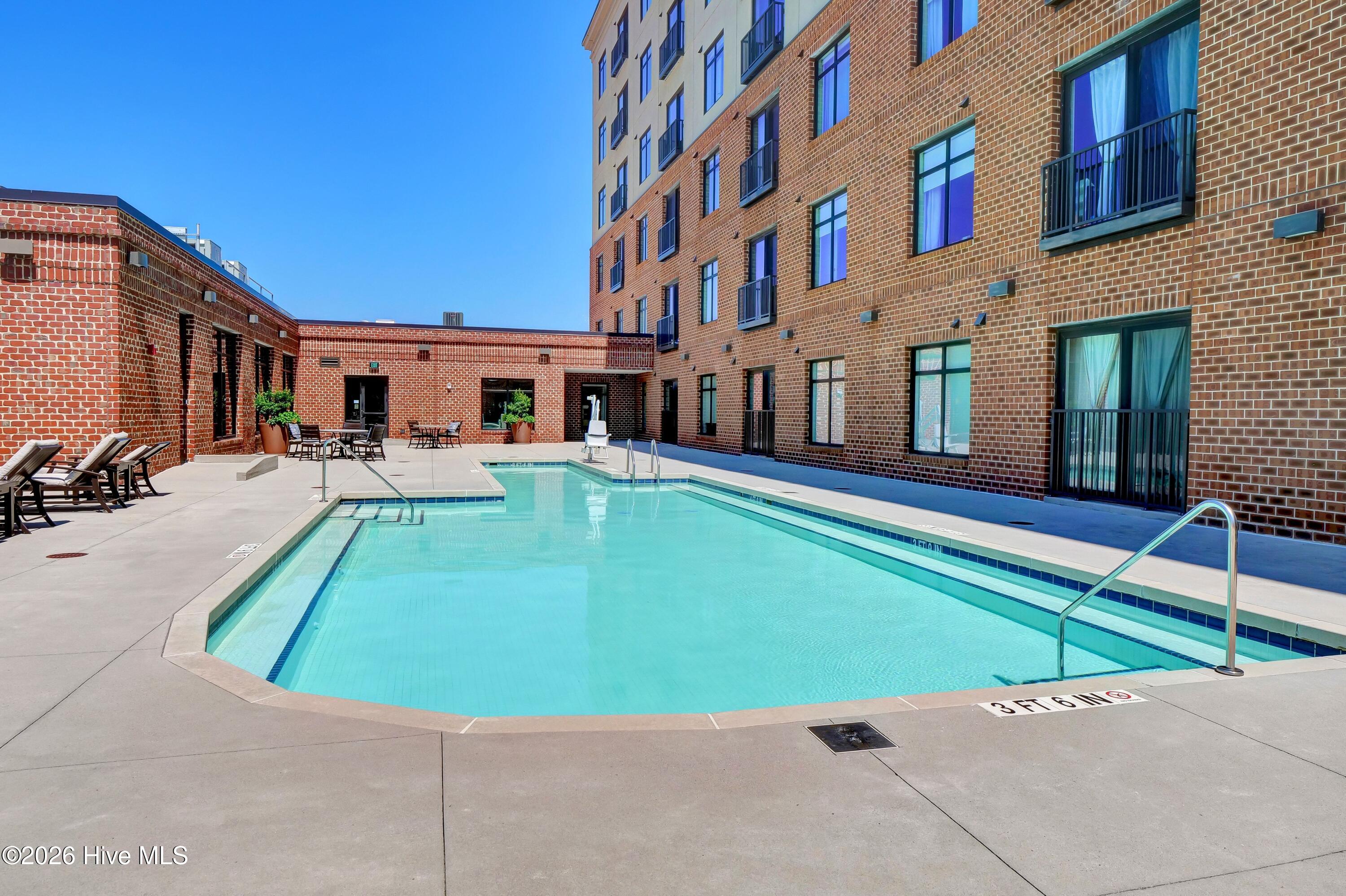 100556399 | Photo 35