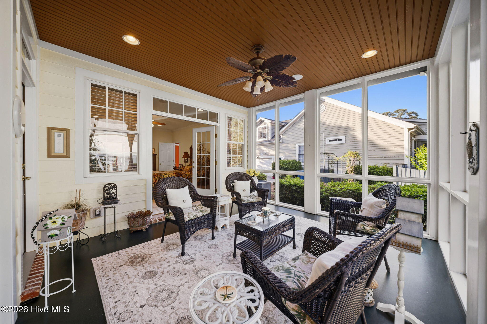 100570394 | Photo 61