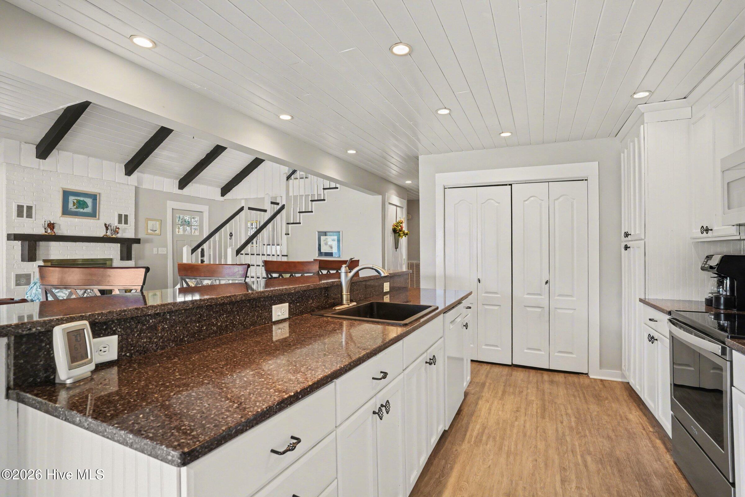 100561753 | Photo 23