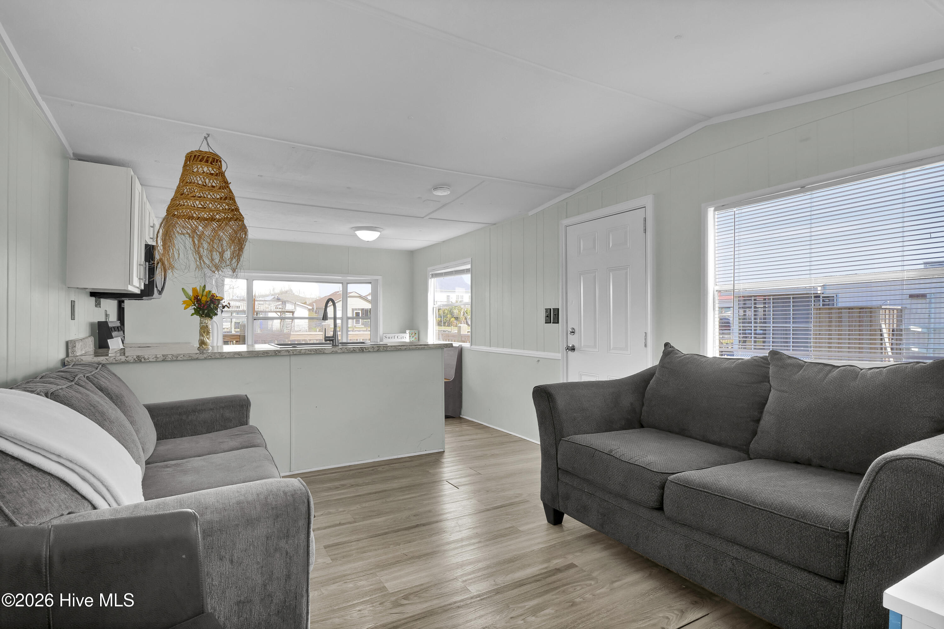 100560553 | Photo 12