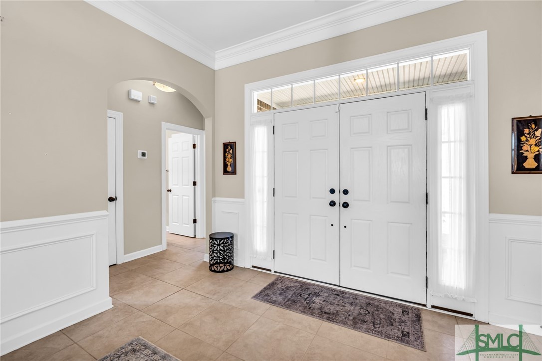 small hall to both guest rooms and hall bath