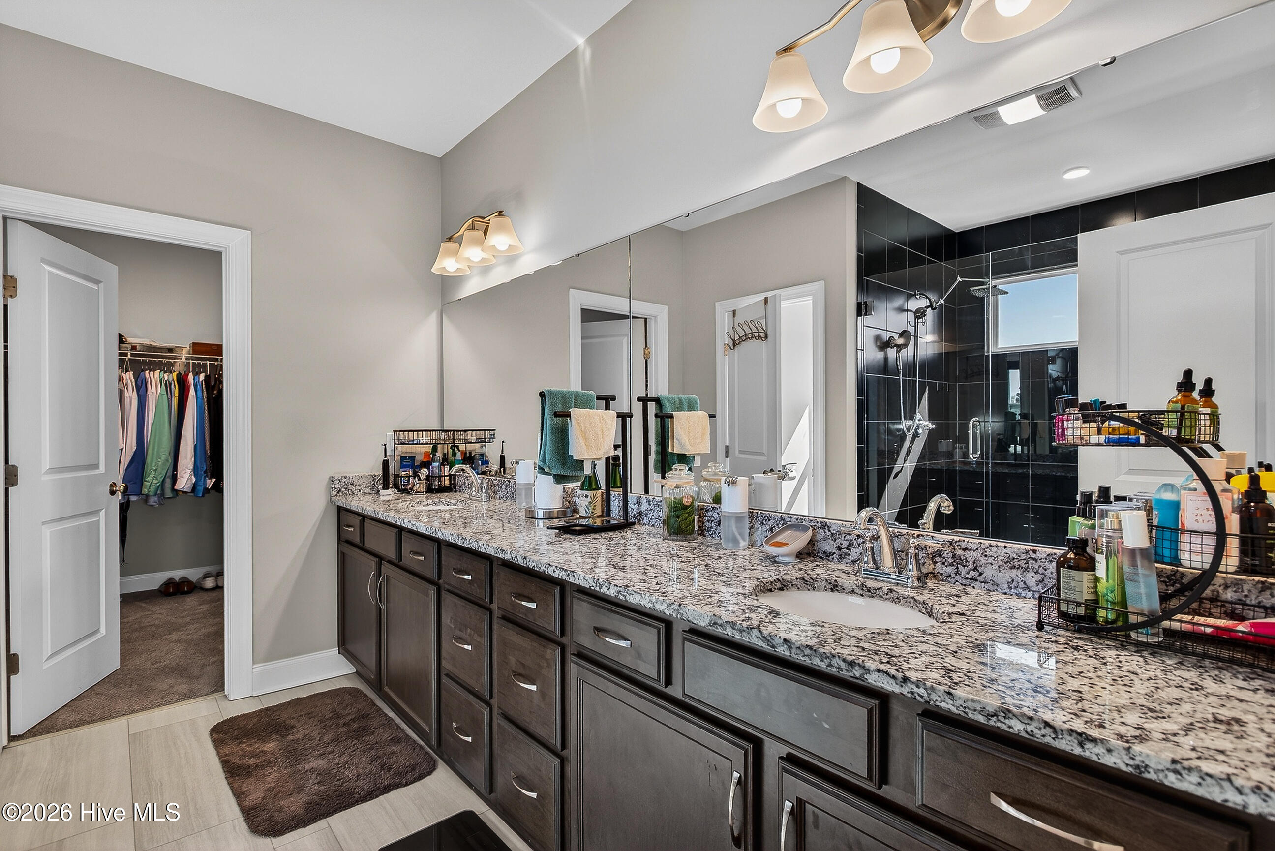 100561338 | Photo 26