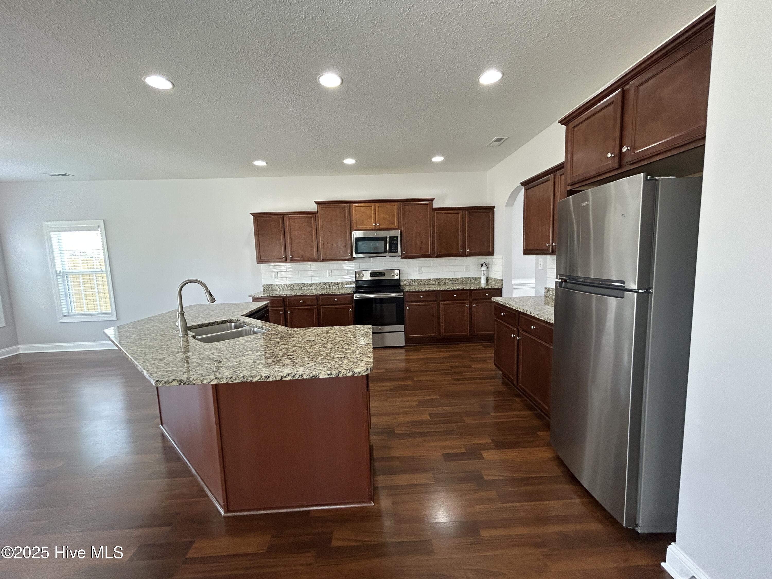 100528484 | Photo 15