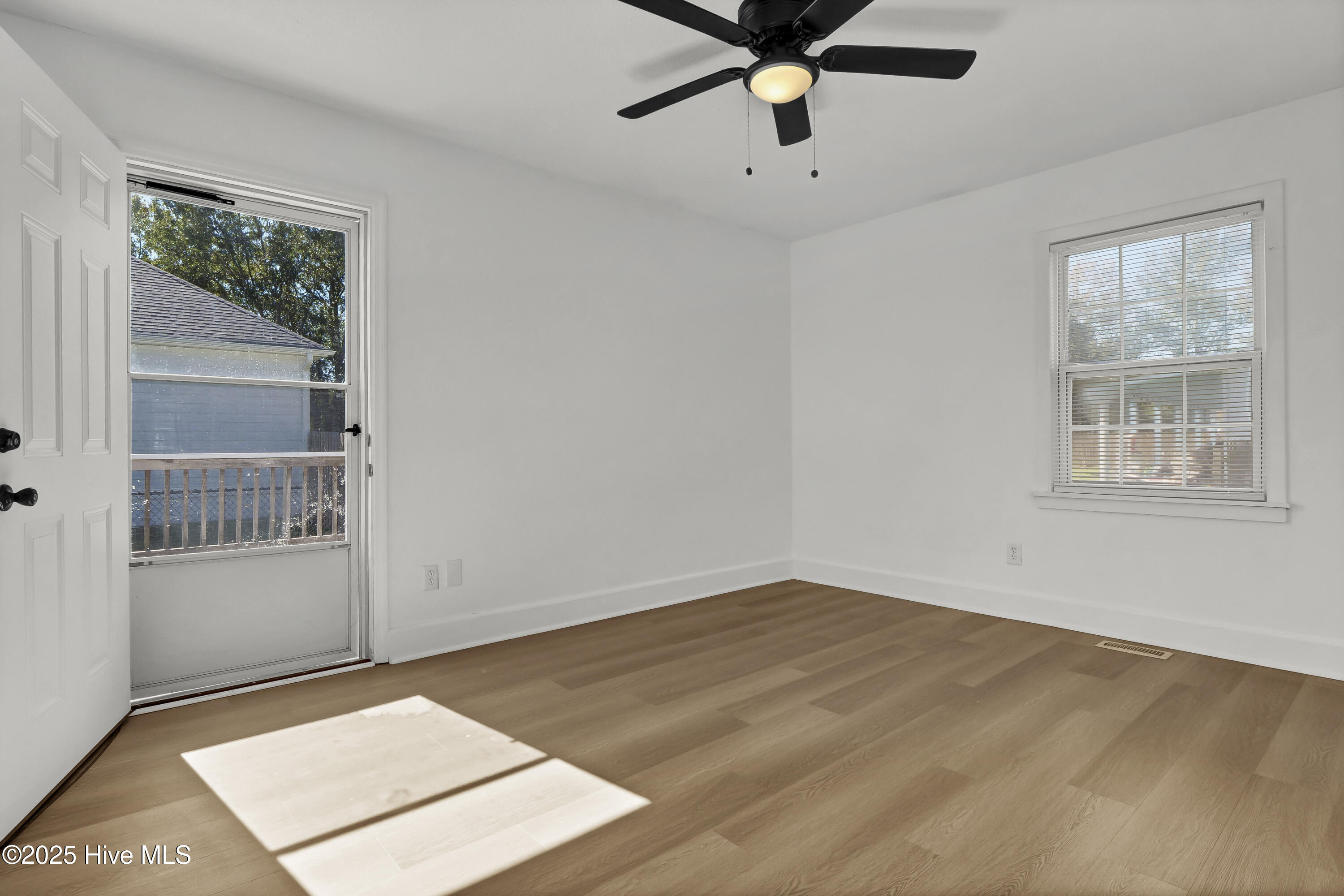 100534671 | Photo 15