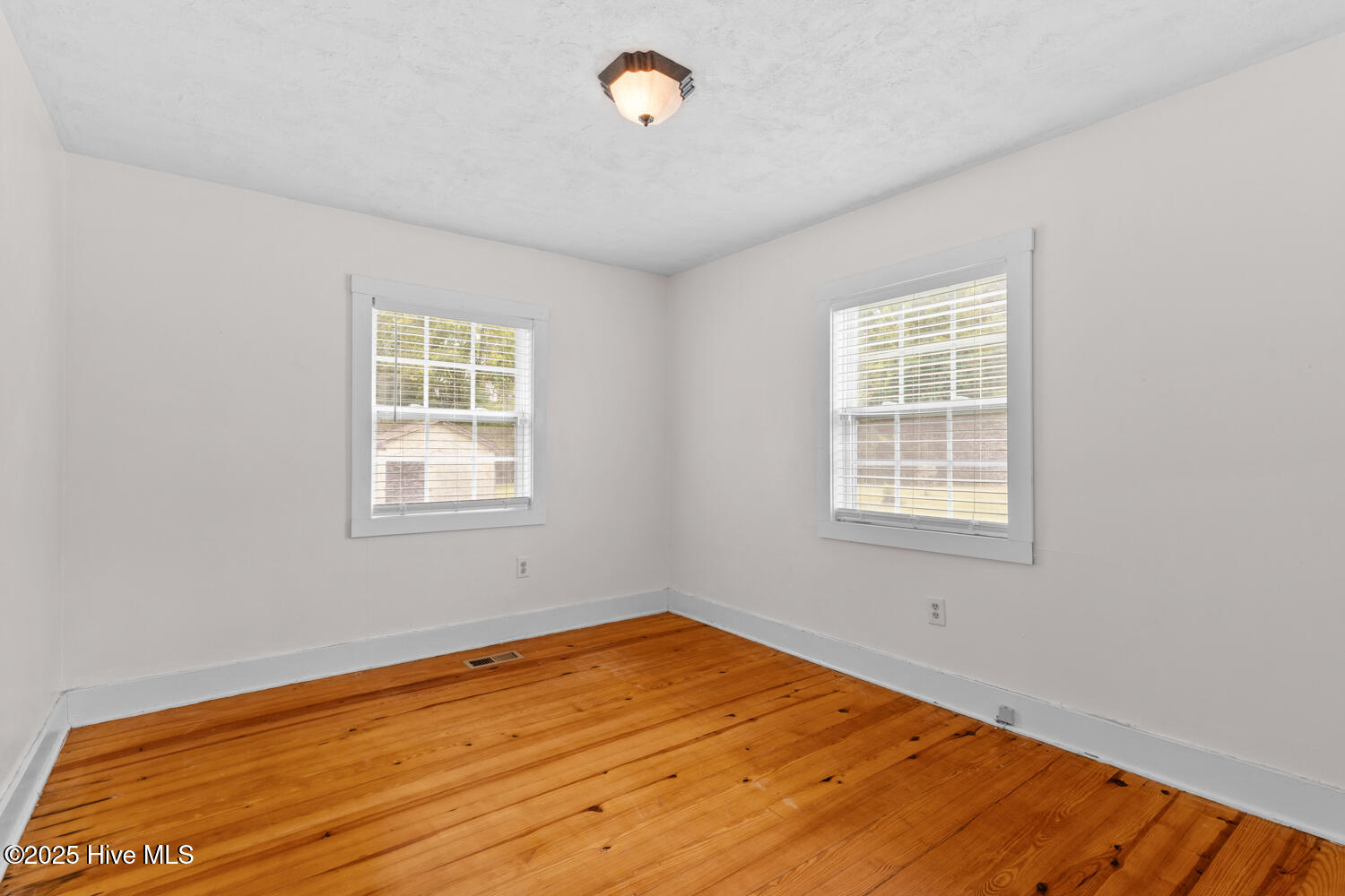 100520371 | Photo 25